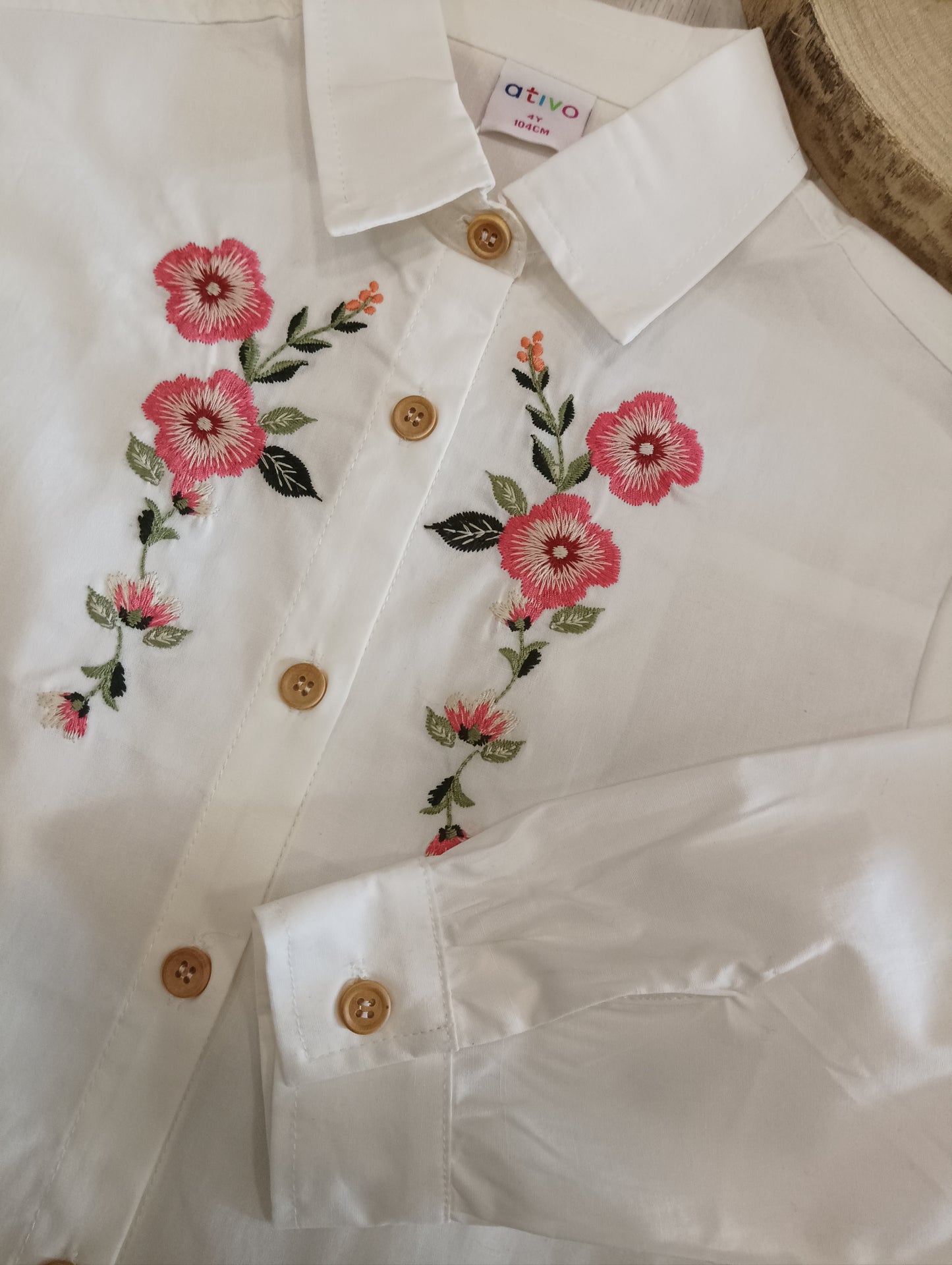 Camicia Bianca Stondata con Bottoni Beige Ricamo Floreale sul Davanti Ativo Kids Bambina/Ragazza 4-12 Anni
