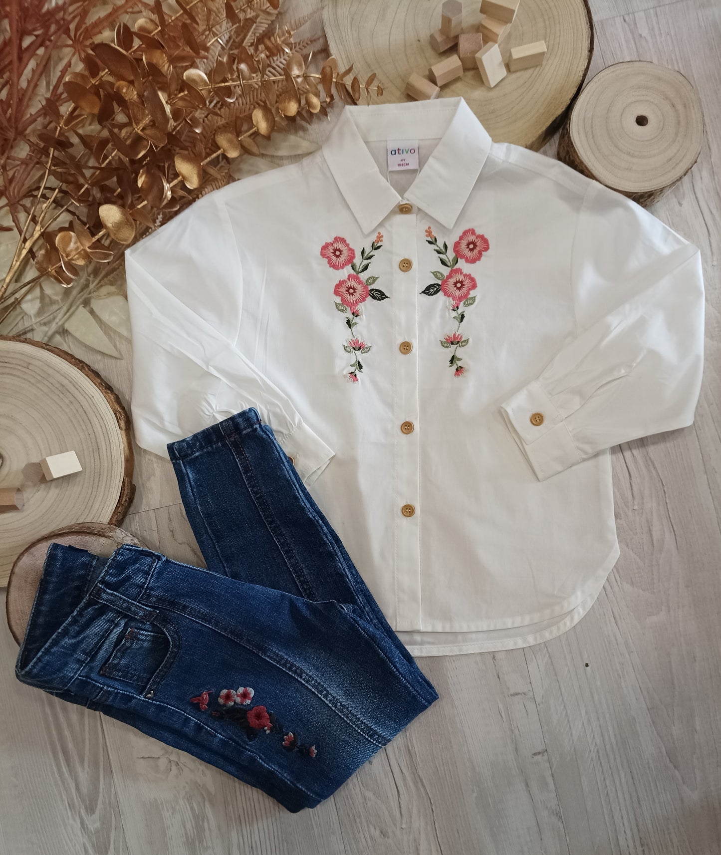 Camicia Bianca Stondata con Bottoni Beige Ricamo Floreale sul Davanti Ativo Kids Bambina/Ragazza 4-12 Anni