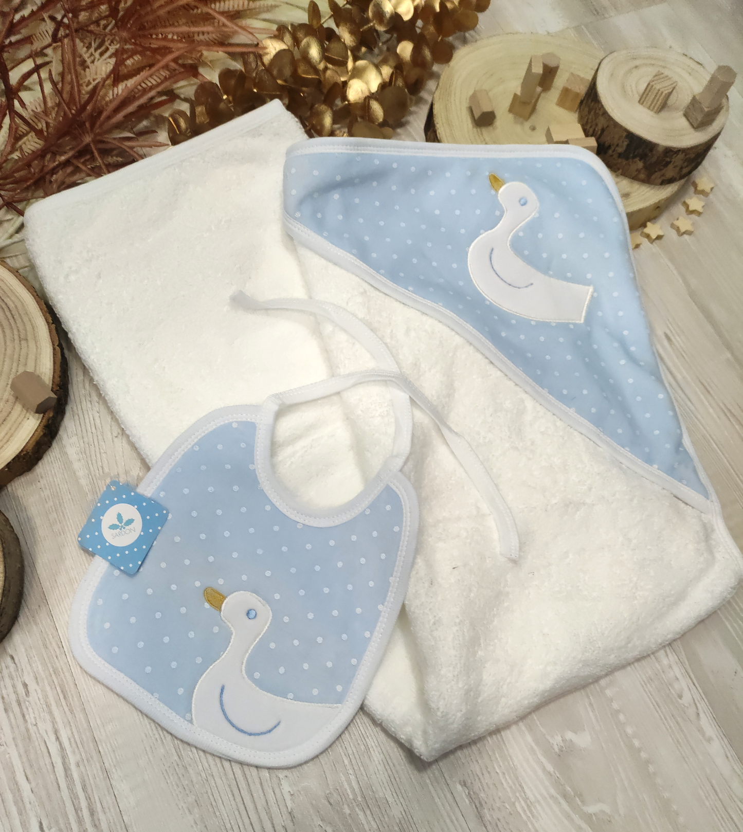 Set Accappatoio a Triangolo e Bavaglino Celeste con Ricamo Oca Neonato Sardon
