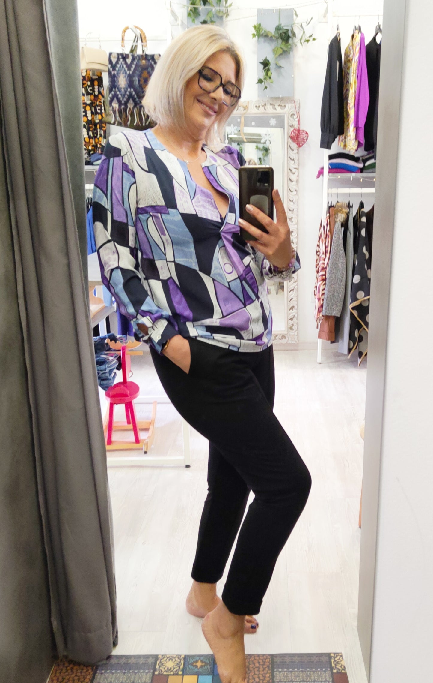 Pantalone Donna Nero in Tessuto Punto Milano Elasticizzato con Elastico in Vita, Tasche a Filetto e Risvoltino