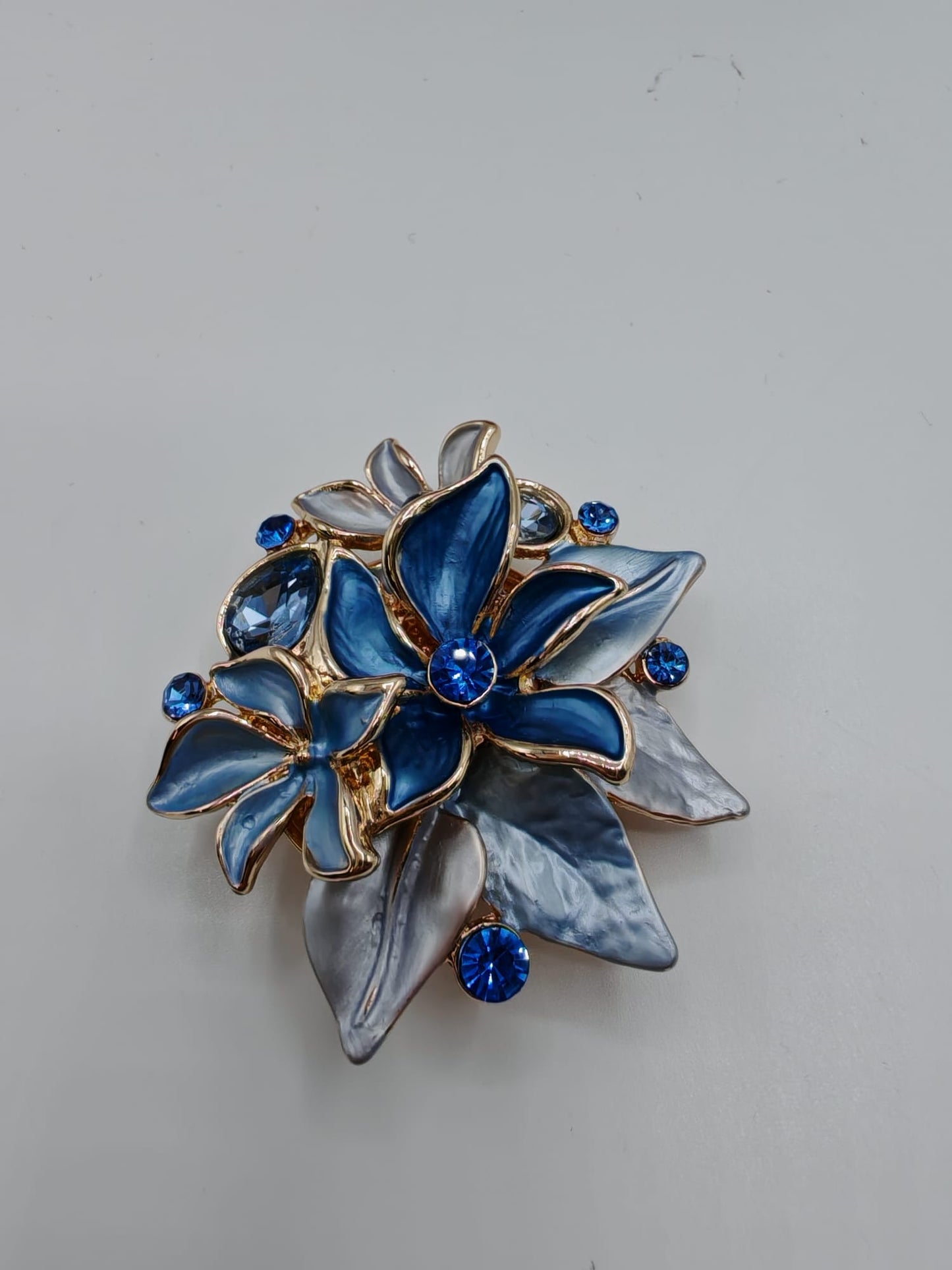 Spilla Calamitata Decorativa senza Ago perché Provvista di una Potente Calamita - Con Fiore Blu e il brillantino al centro