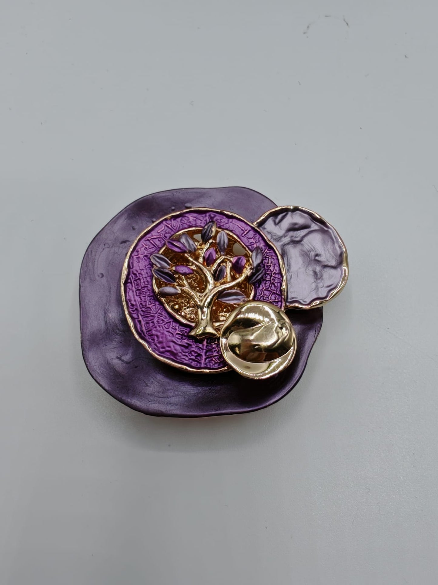 Spilla Calamitata Decorativa senza Ago perché Provvista di una Potente Calamita - Con Albero della Vita colore Ciclamino e Viola