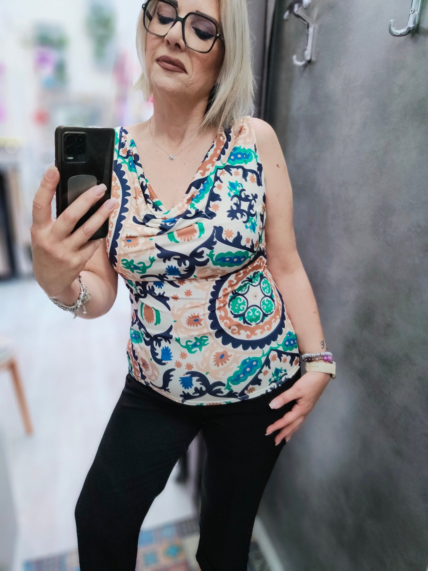 Top in Maglina a Fantasia con Scollo a Cappuccio