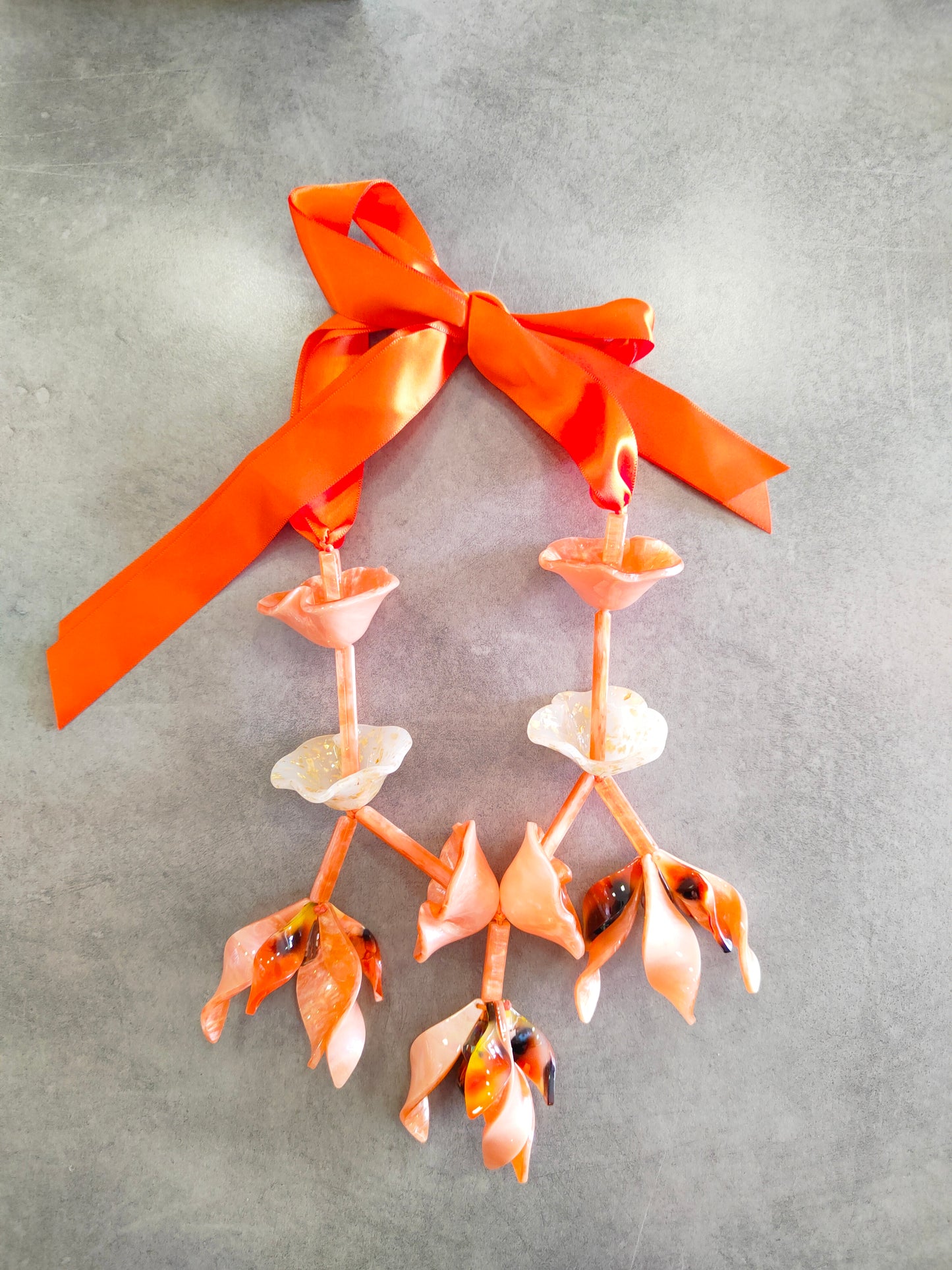 Collana in Resina Campanelle Con Raso di Chiusura