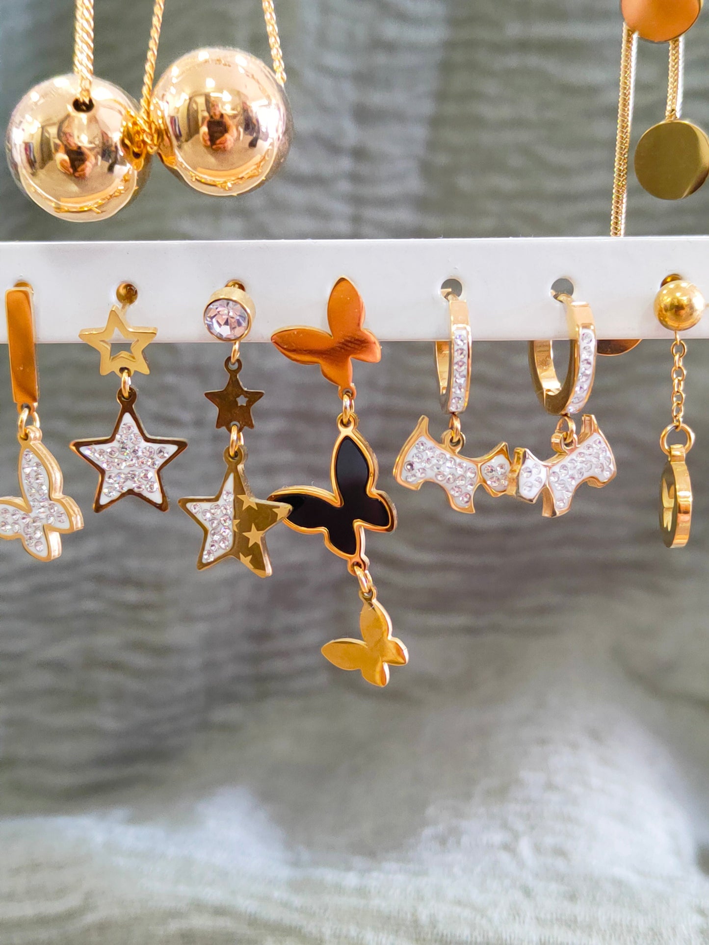 Orecchino Donna Singolo Dorato in Acciaio Luminoso e Leggerissimo con Farfallina e Strass