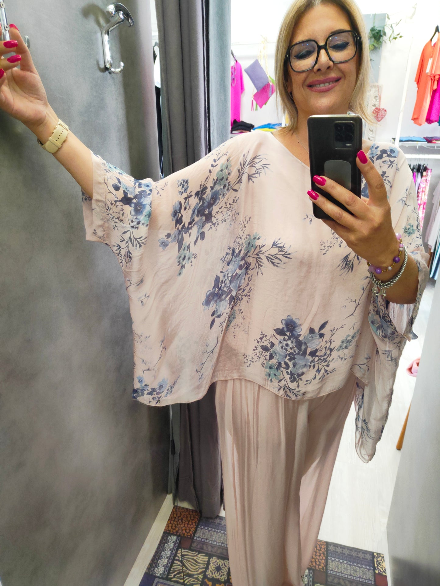 Completo Donna Color Cipria in Misto Seta con Pantalone a Palazzo e Blusa Modello Pipistrello