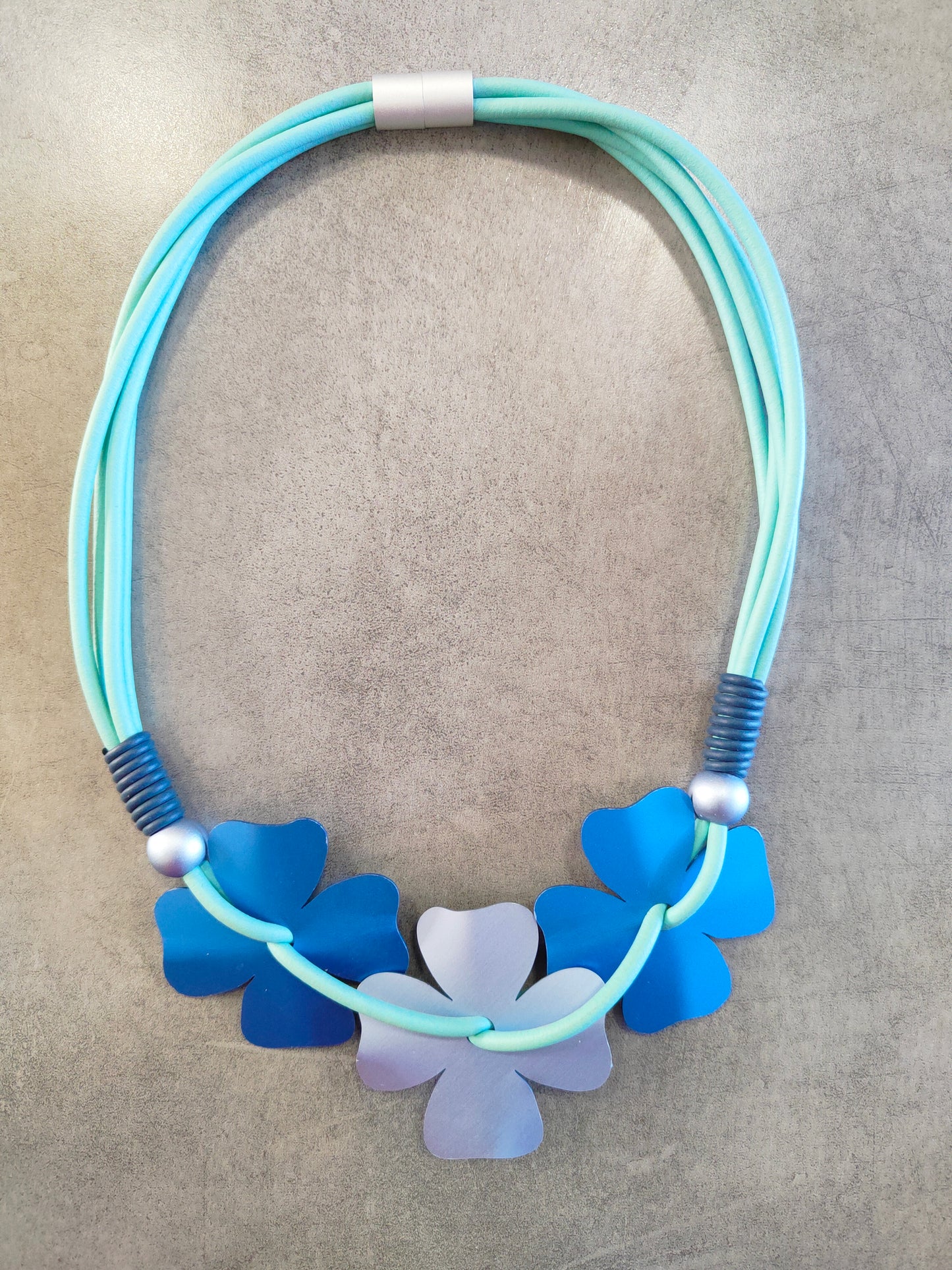 Collana Donna Girocollo con Fiori Celesti in Alluminio e Chiusura Calamitata