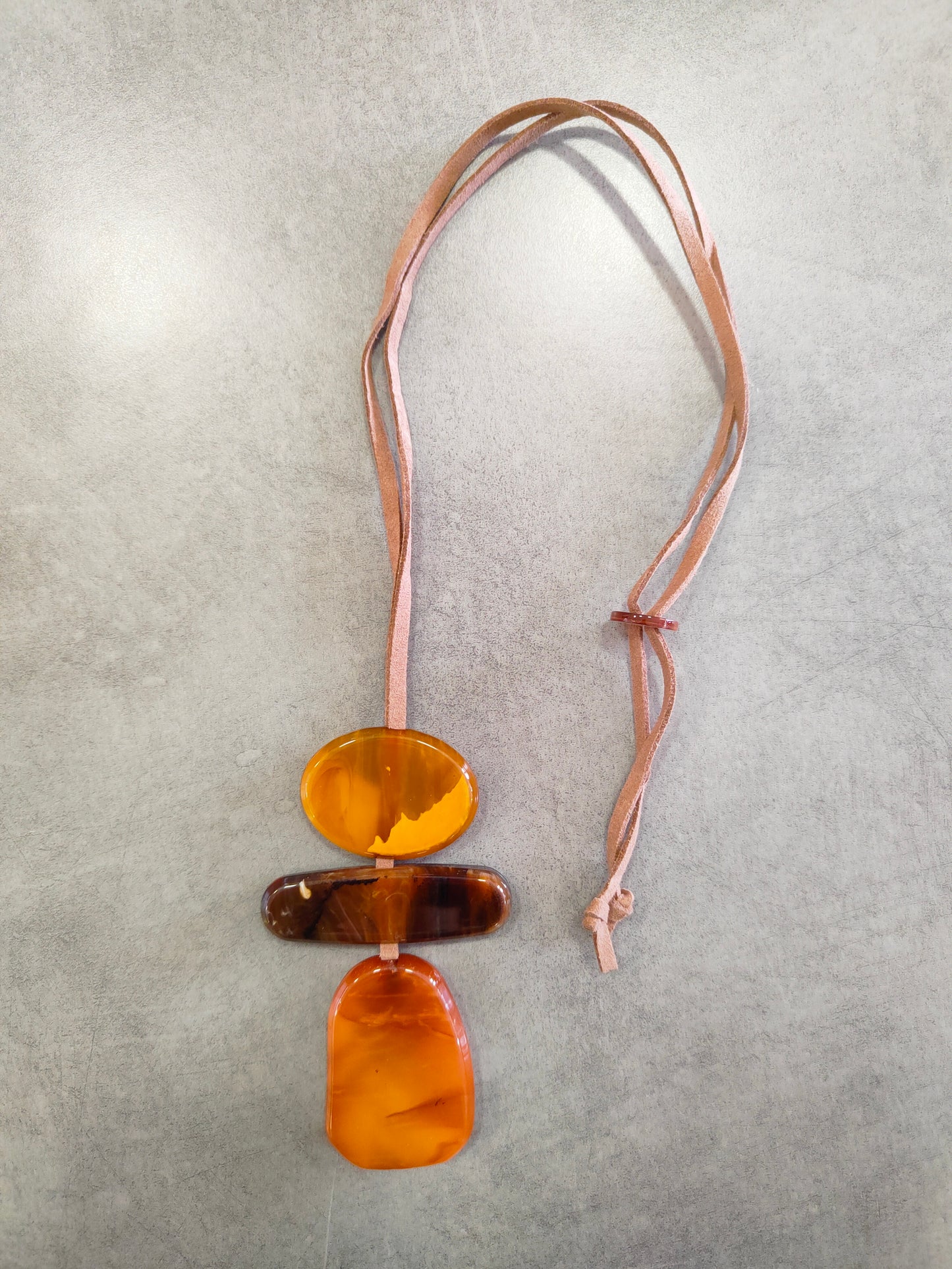 Collana Donna Anallergica con Cordino Scamosciato ed Inserti in Resina Color Ambra Cm. 100