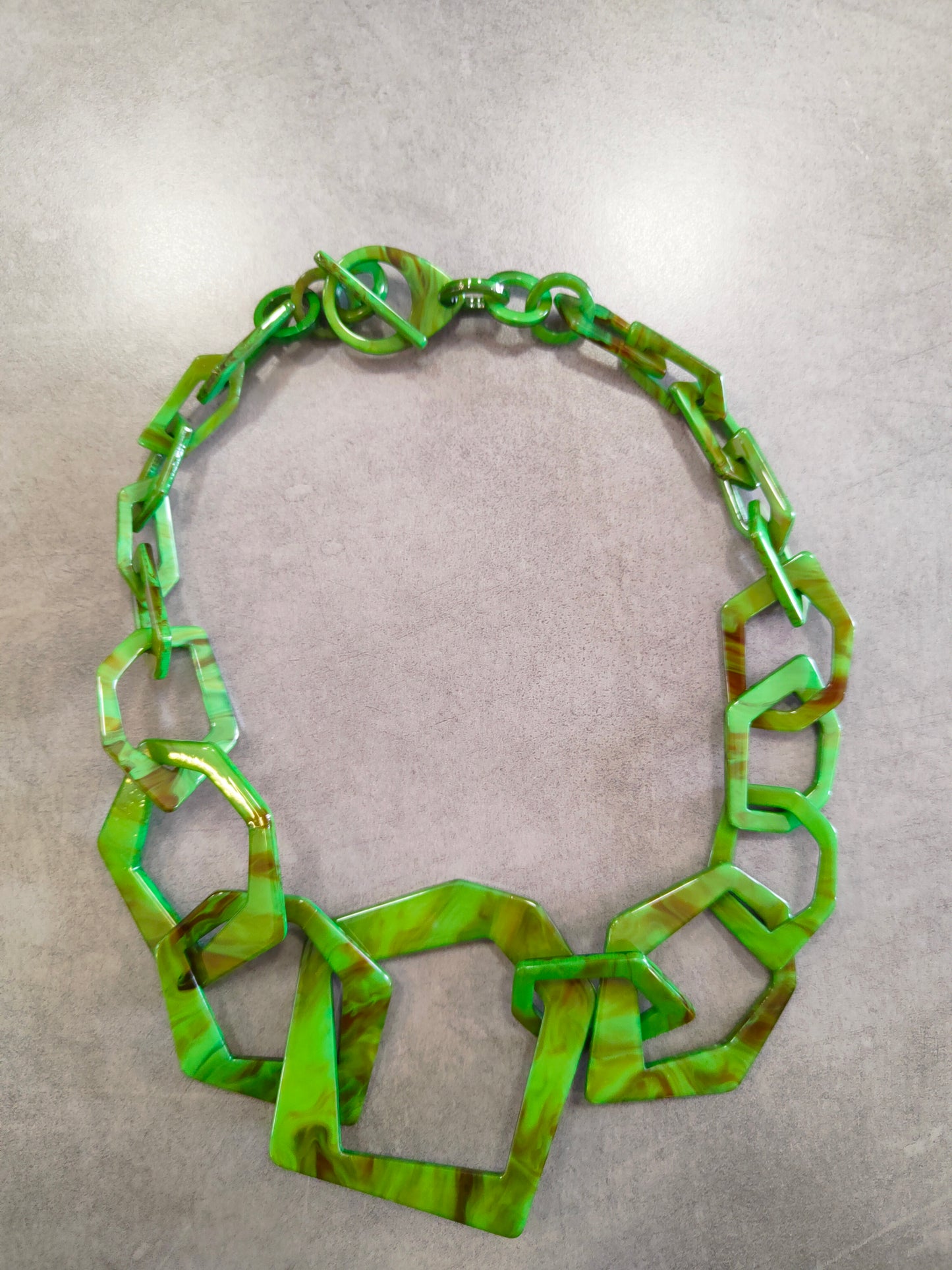 Collana Donna in Resina Verde con Cerchi Irregolari e Venature Cammello Cm. 60