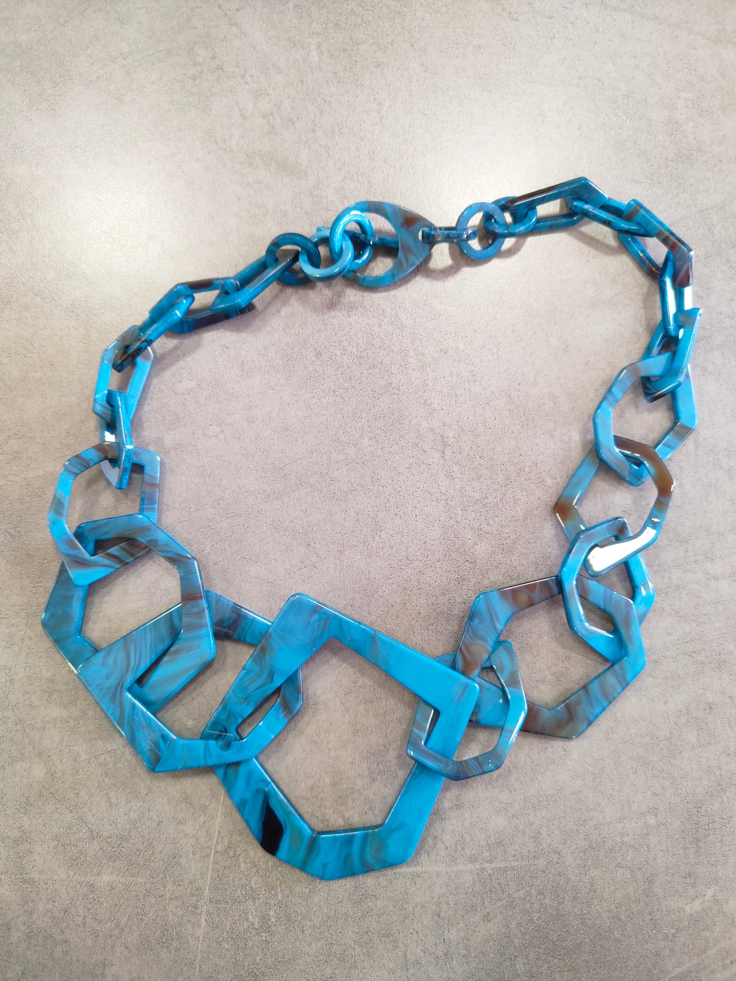 Collana Donna in Resina Blu con Cerchi Irregolari e Venature Cammello Cm. 60