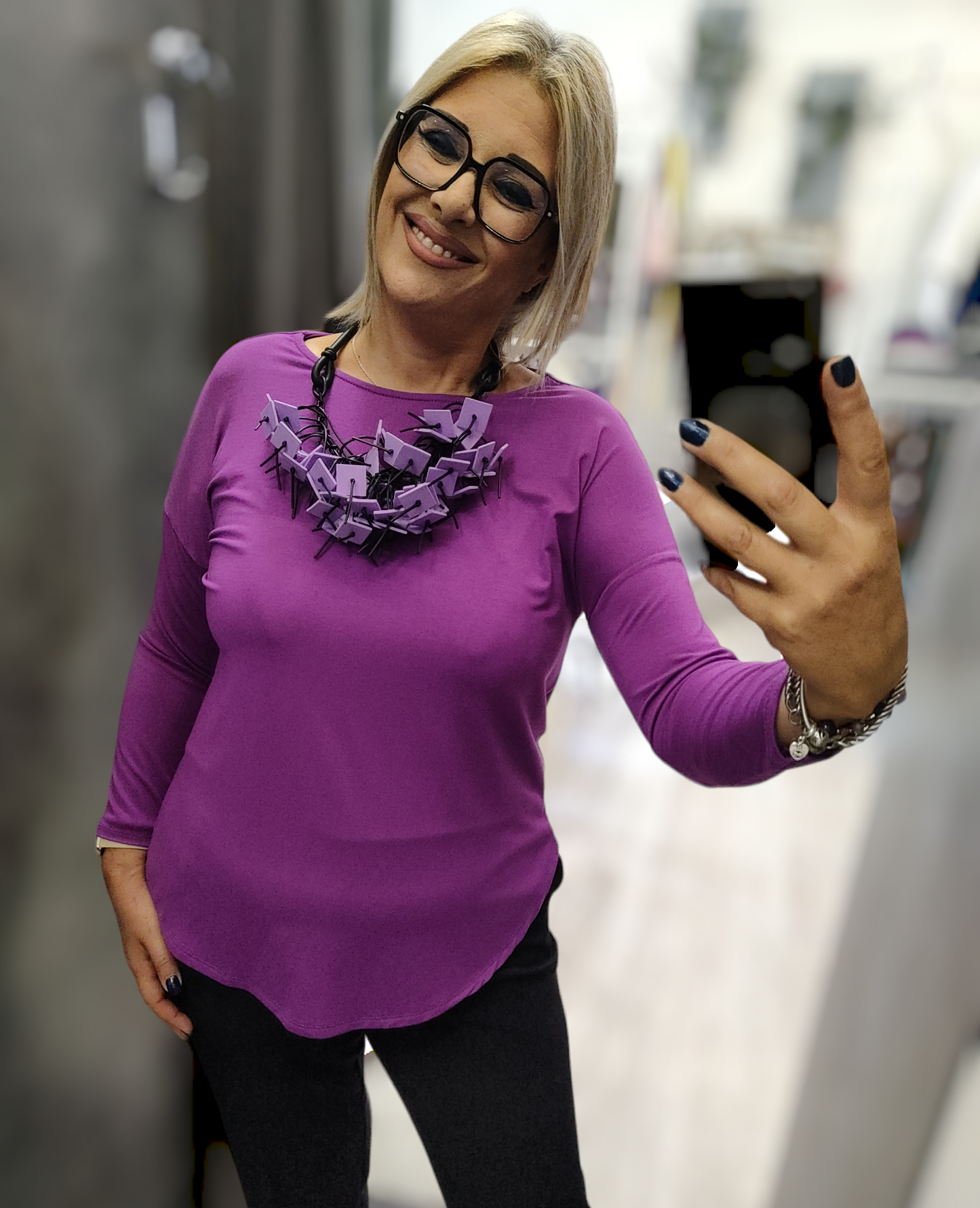 Maglia T-Shirt Donna in Viscosa Manica Lunga Tinta Unita con Scollatura sul Retro e Anello di Decorazione