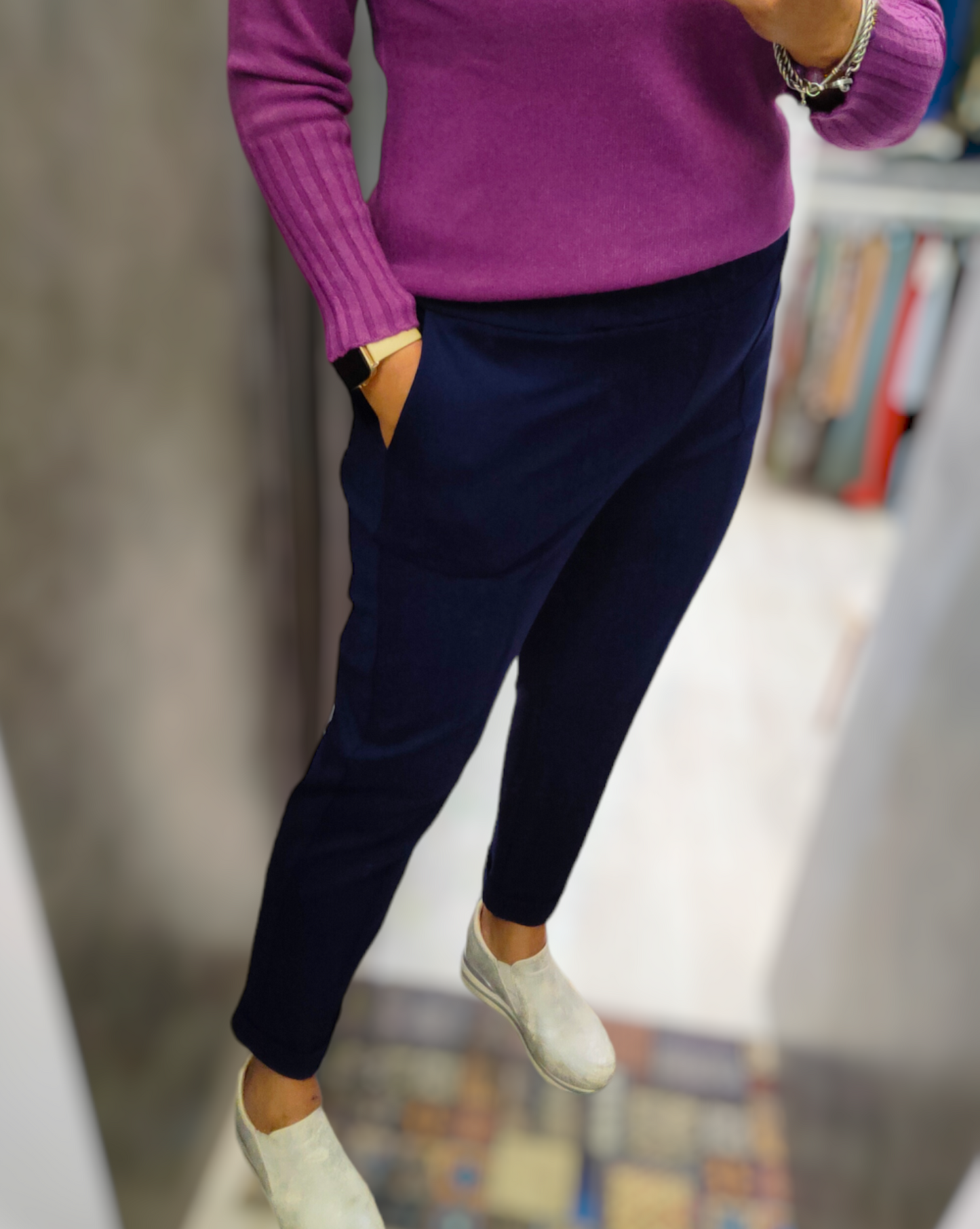 Pantalone Donna Blu in Tessuto Punto Milano Elasticizzato con Elastico in Vita, Tasche a Filetto e Risvoltino