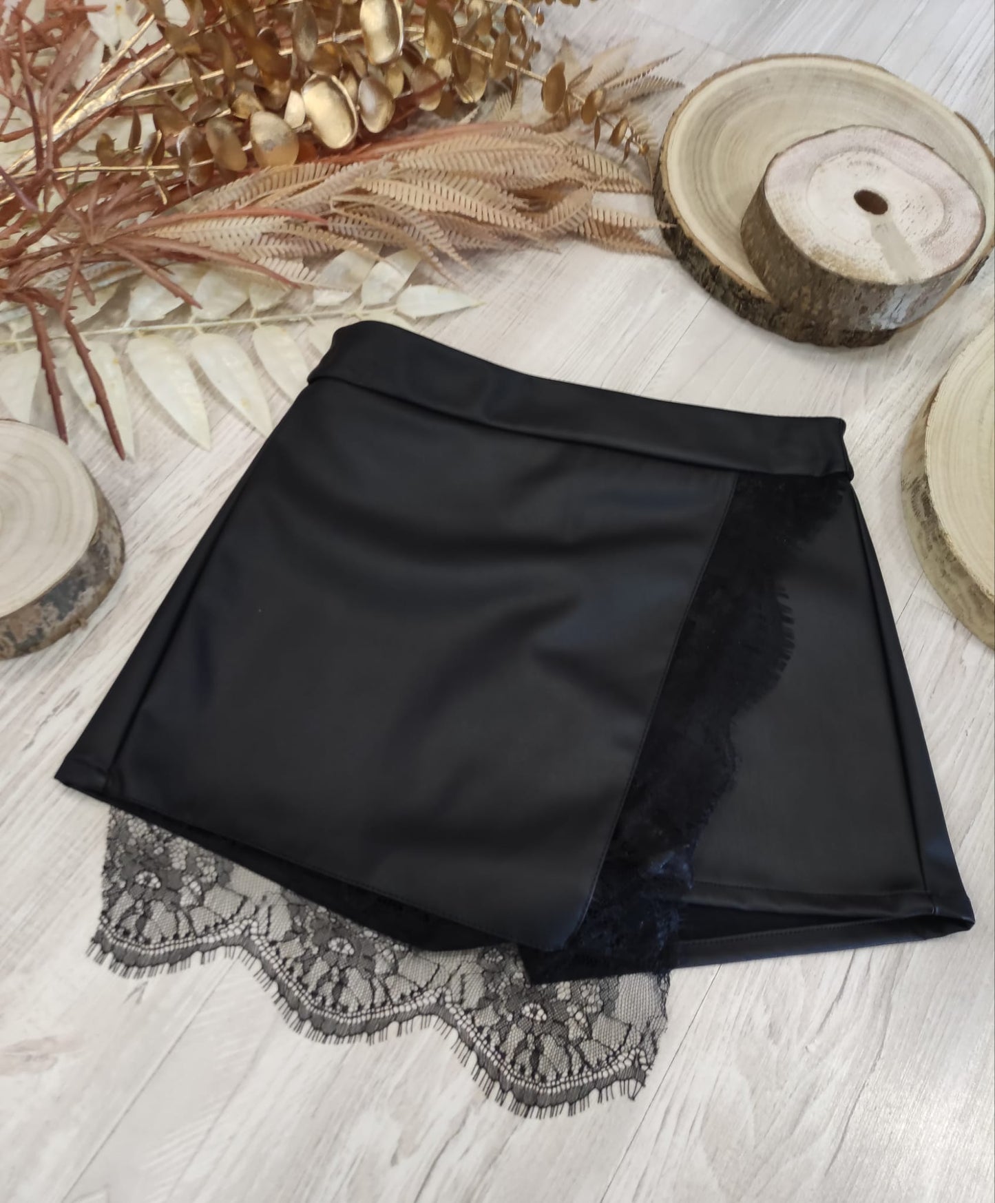 Pantagonna Corta Nera in Ecopelle con Zip ed Inserto in Pizzo Nero Naida Ragazza Taglie 34-44