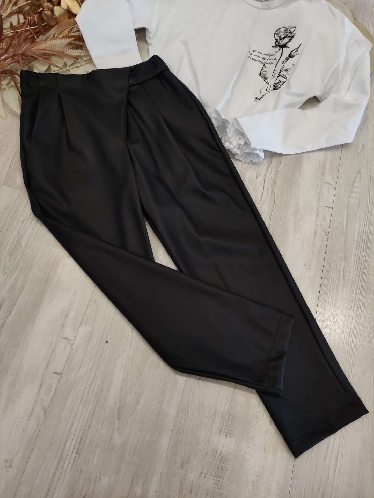 Pantalone Nero In Similpelle con Piega sul Davanti Naida Ragazza Taglie 34-44