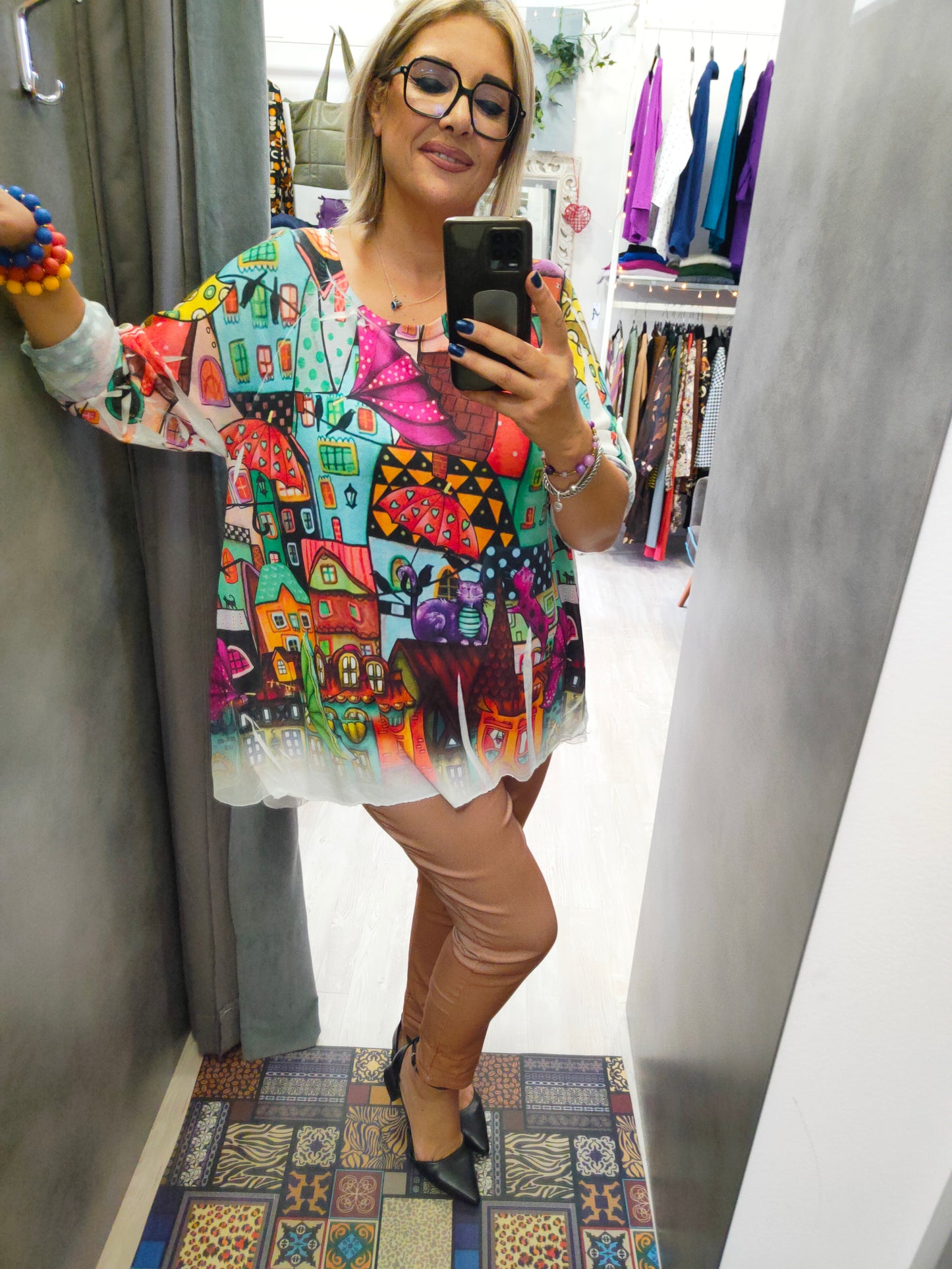 Maglia Donna Modello Oversize a Manica lunga con Ampia Scollatura a Fantasia Casette e Gatti Asimmetrica