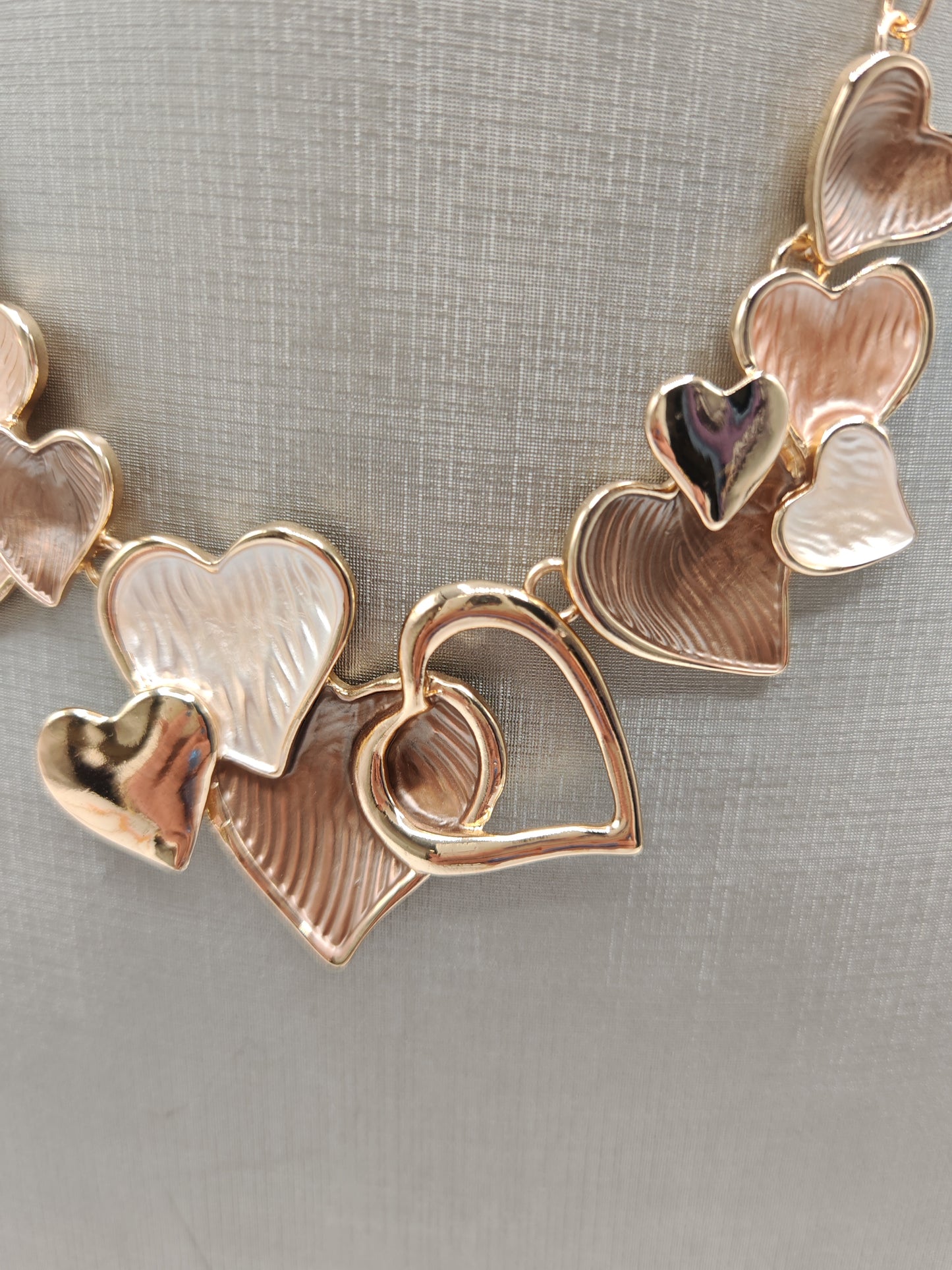 Collana Girocollo con Cuori Smaltati Avorio e Cioccolato in Zama