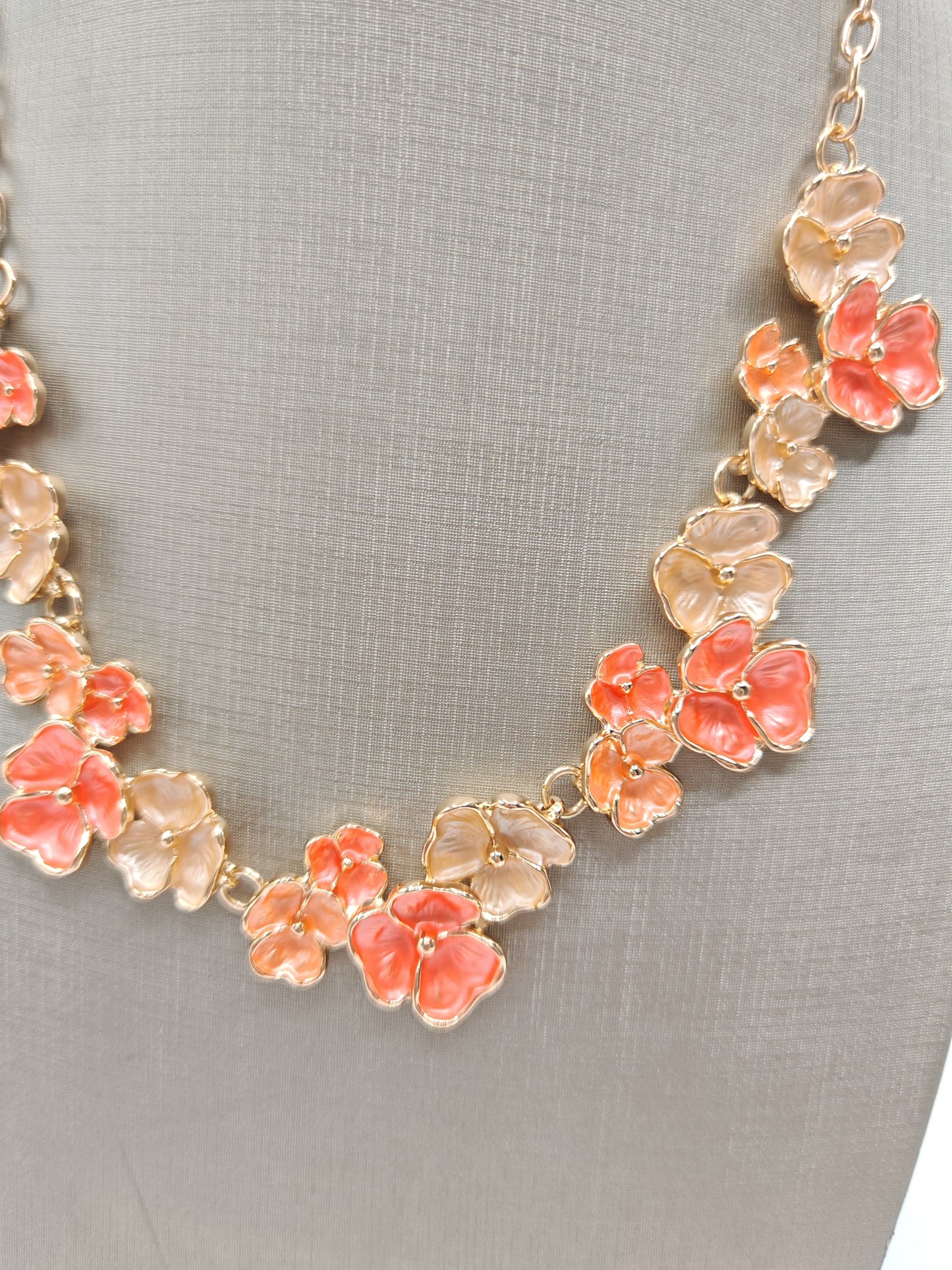 Collana Girocollo con Fiorellini Arancio e Avorio in Zama