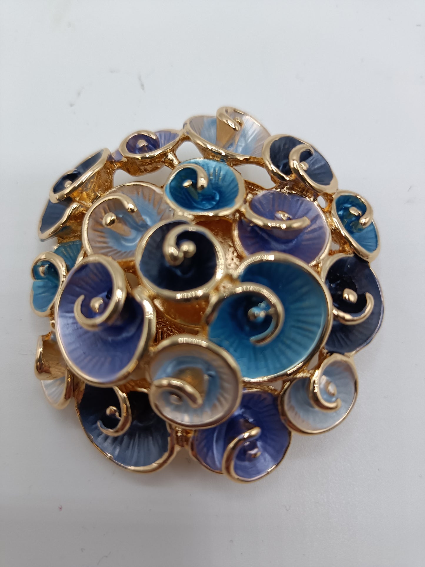 Spilla Calamitata Decorativa senza Ago perché Provvista di una Potente Calamita - Modello Conchiglia Colore Blu, Lilla e Celeste