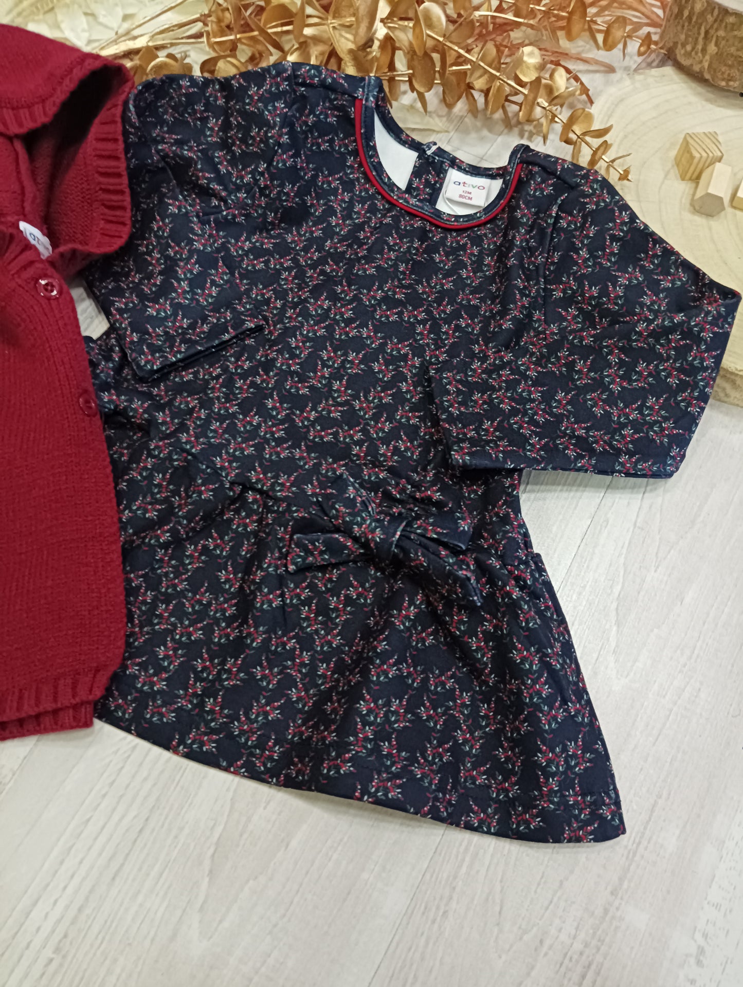 Vestitino Blu a Fantasia a Fiori Rossi e Verdi Tessuto Velluto Tagliato sui Fianchi con Fiocco Ativo Kids Bambina 12-36 mesi