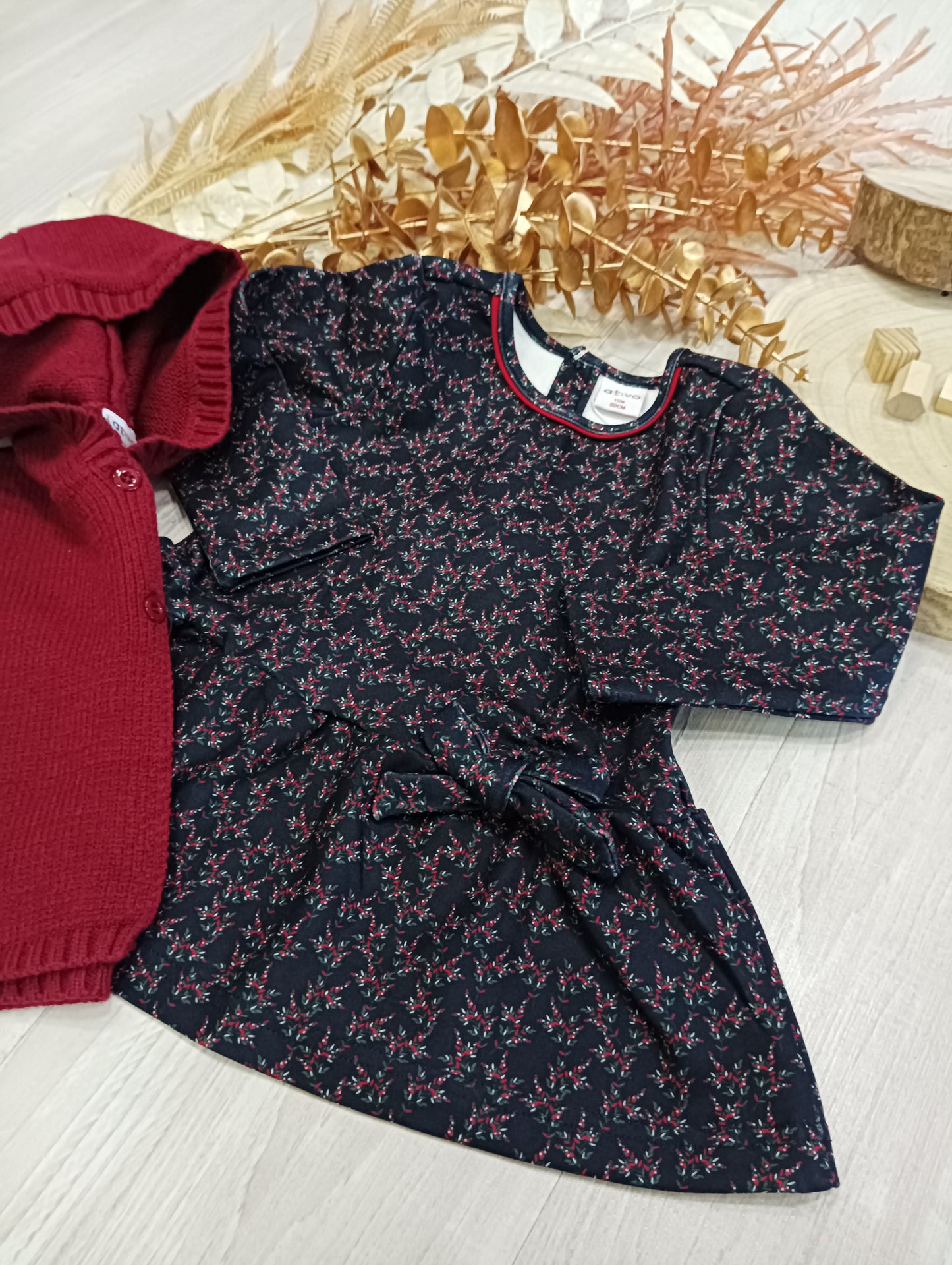 Vestitino Blu a Fantasia a Fiori Rossi e Verdi Tessuto Velluto Tagliato sui Fianchi con Fiocco Ativo Kids Bambina 12-36 mesi