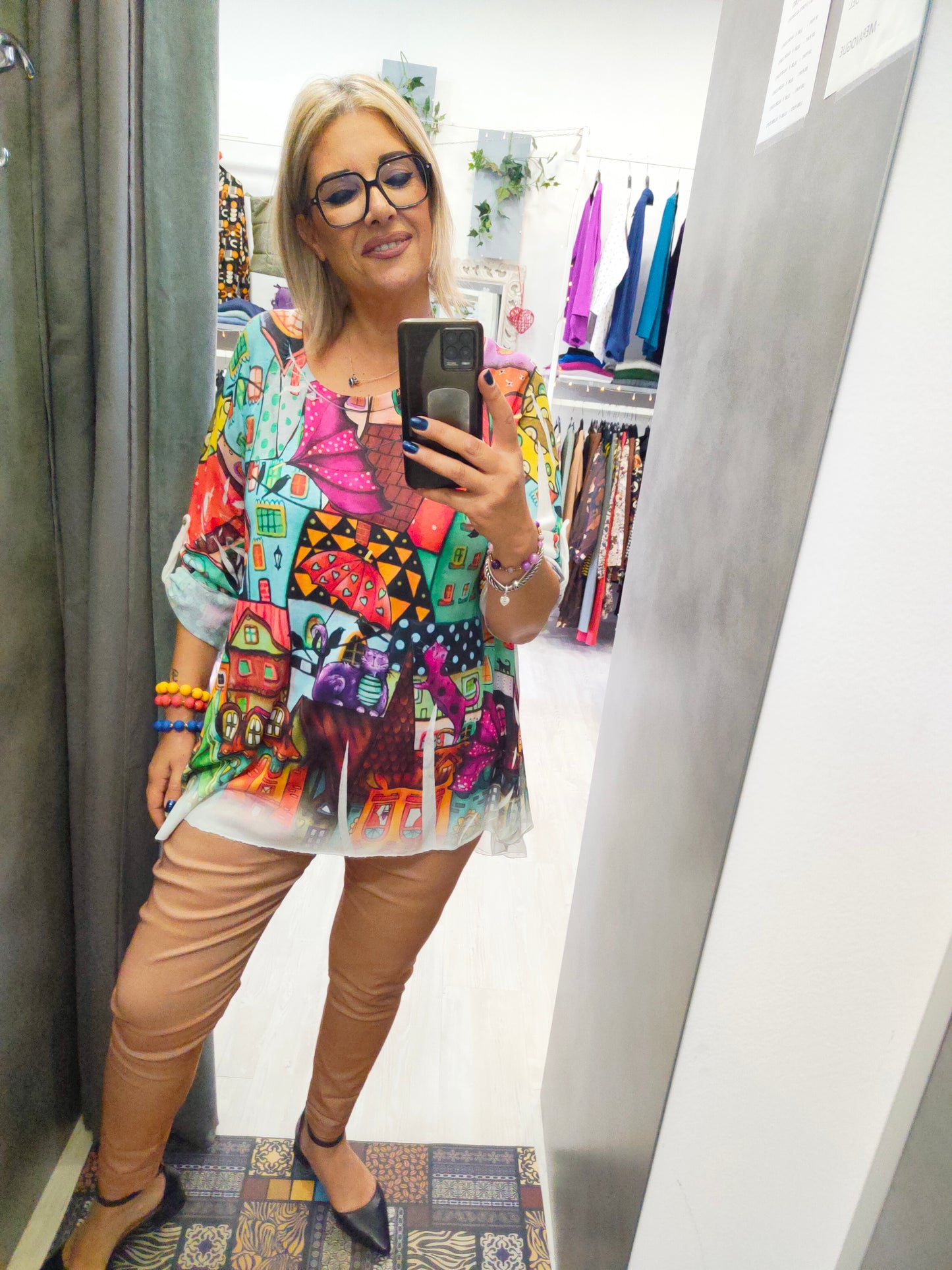 Maglia Donna Modello Oversize a Manica lunga con Ampia Scollatura a Fantasia Casette e Gatti Asimmetrica