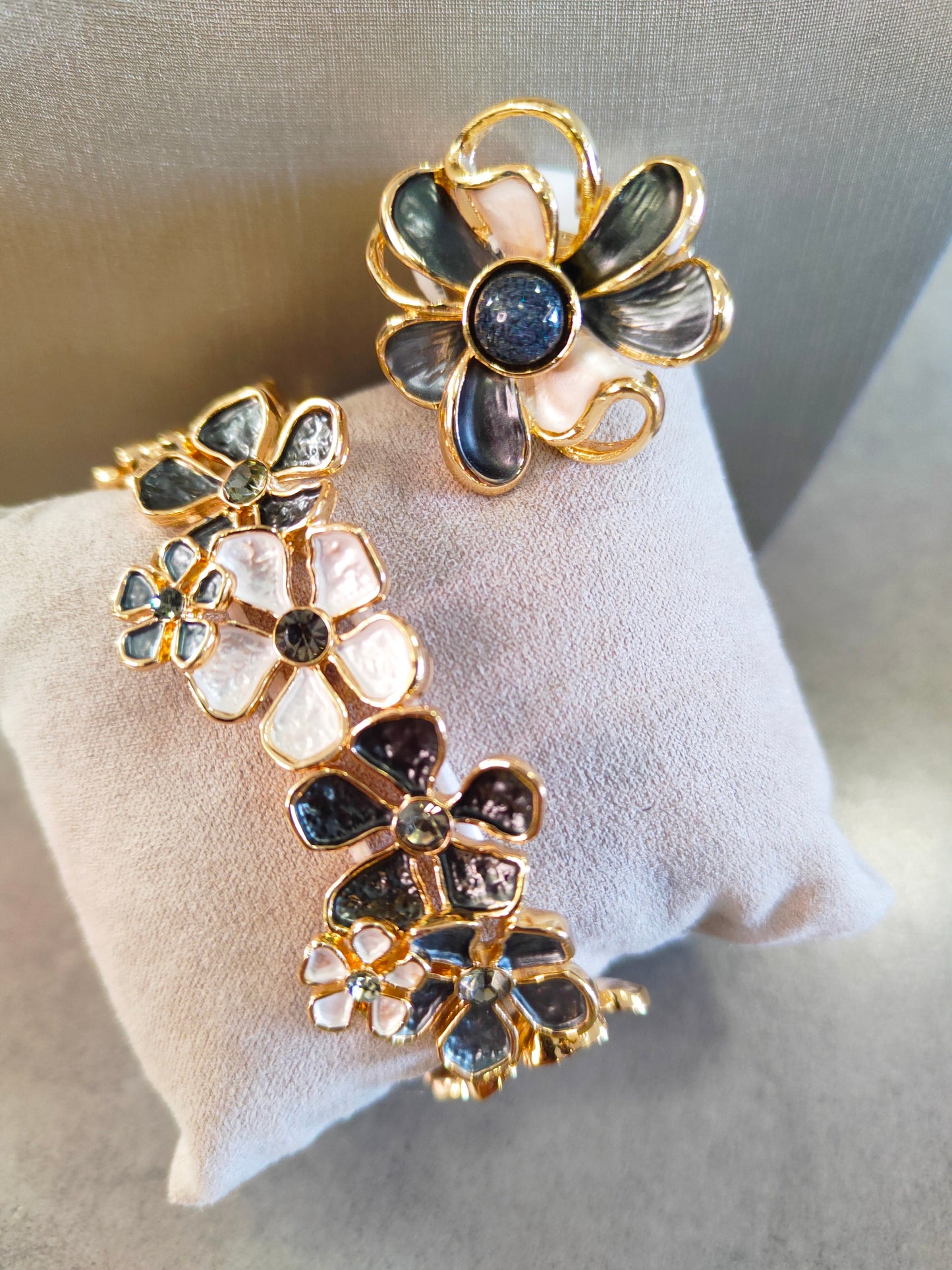 Bracciale Donna Elasticizzato con Fiori Panna e Grigi Smaltati