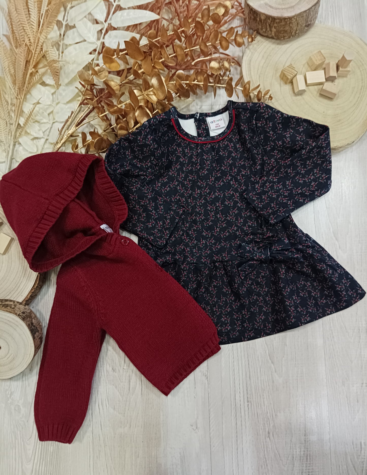 Vestitino Blu a Fantasia a Fiori Rossi e Verdi Tessuto Velluto Tagliato sui Fianchi con Fiocco Ativo Kids Bambina 12-36 mesi