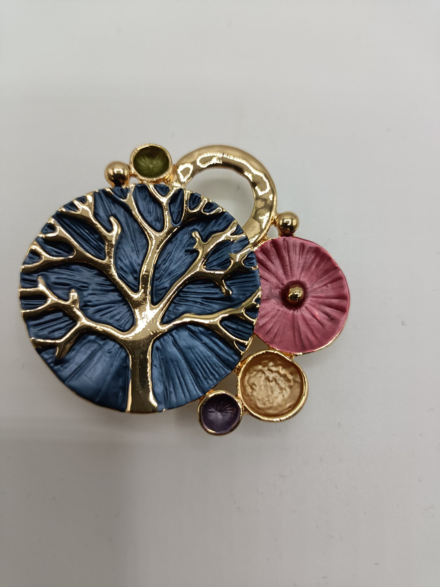 Spilla Calamitata Decorativa senza Ago Provvista di una Potente Calamita - Modello Albero della Vita Colore Blu e Jeans e un Brillantino.