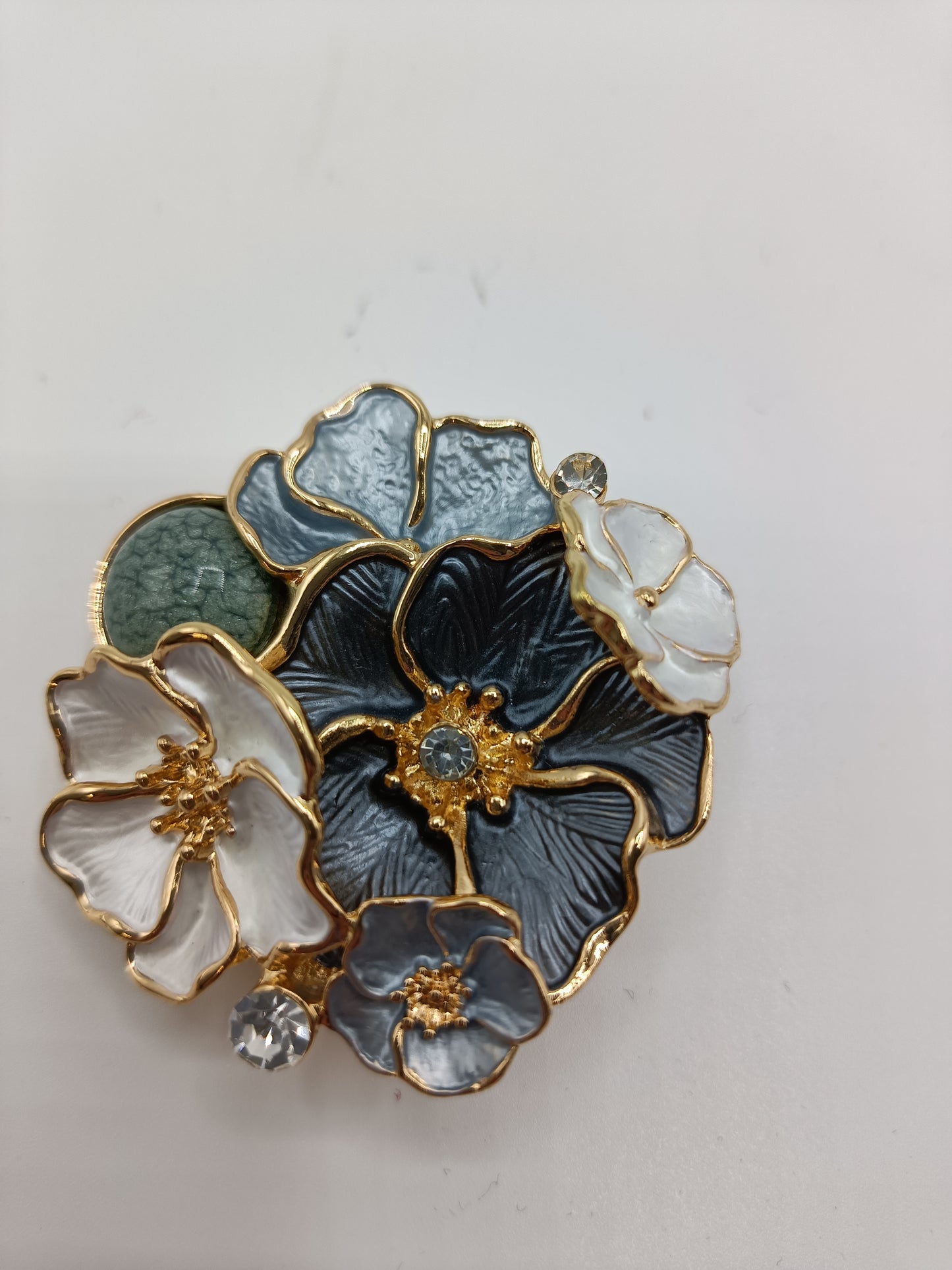 Spilla Calamitata Decorativa senza Ago Provvista di una Potente Calamita - Con Fiori Grigi Neri e Bianchi