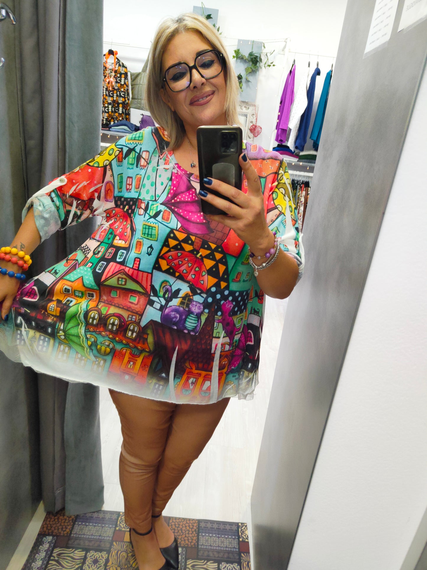 Maglia Donna Modello Oversize a Manica lunga con Ampia Scollatura a Fantasia Casette e Gatti Asimmetrica