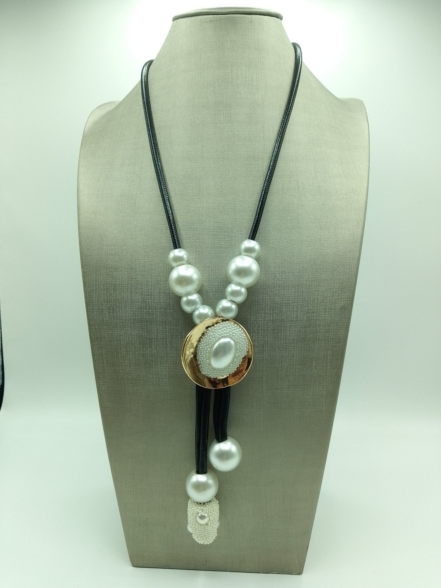 Collana Donna Lunga con Pendente Dorato e Perle Bianche