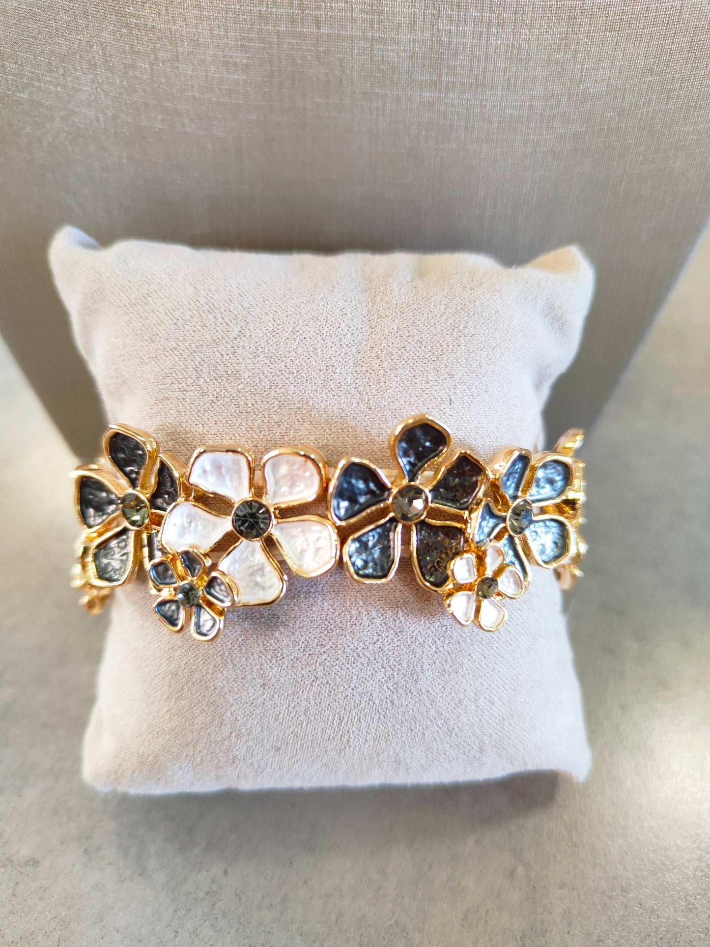 Bracciale Donna Elasticizzato con Fiori Panna e Grigi Smaltati