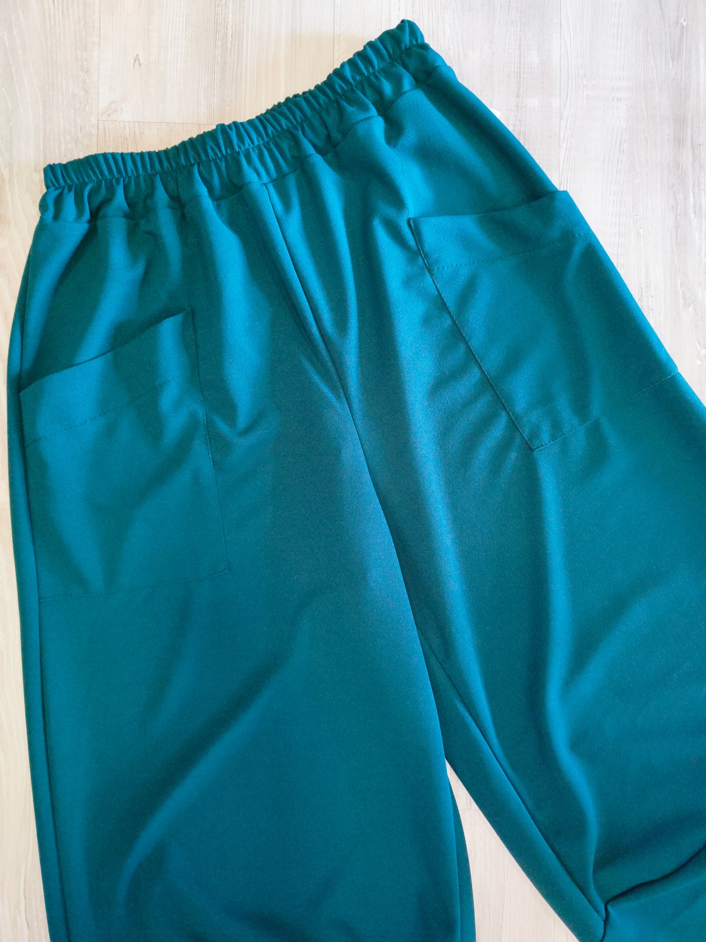 Pantalone Donna Color Petrolio Modello Cargo con Tasche a toppa sul Davanti Elastico in Vita