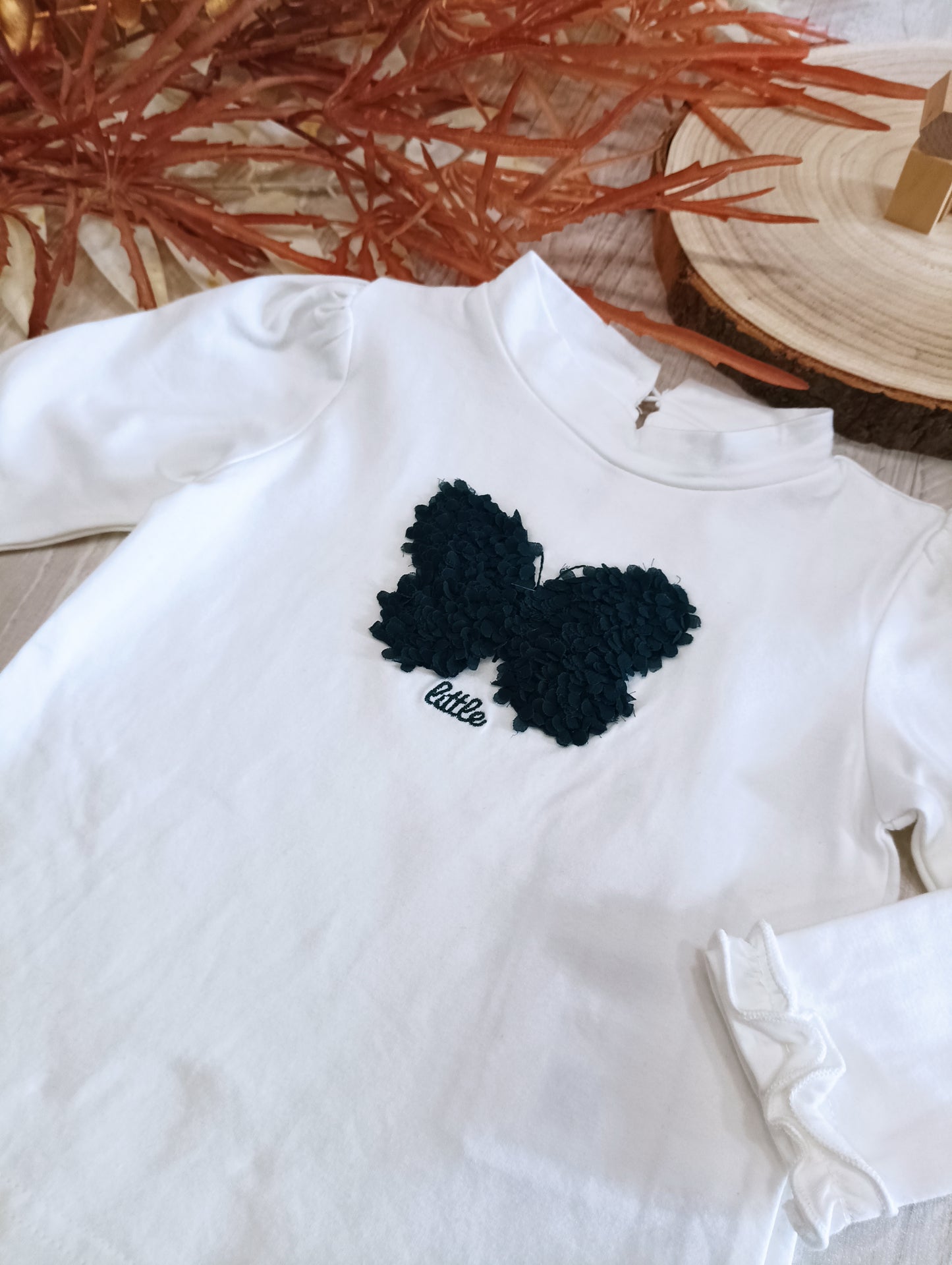 T-Shirt Bianca Felpata in Cotone con Farfalla Blu in Rilievo Collo a Lupetto Ativo Kids Bambina 12-36 Mesi