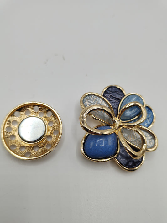 Spilla calamita senza ago a forma di fiore nei toni del blu