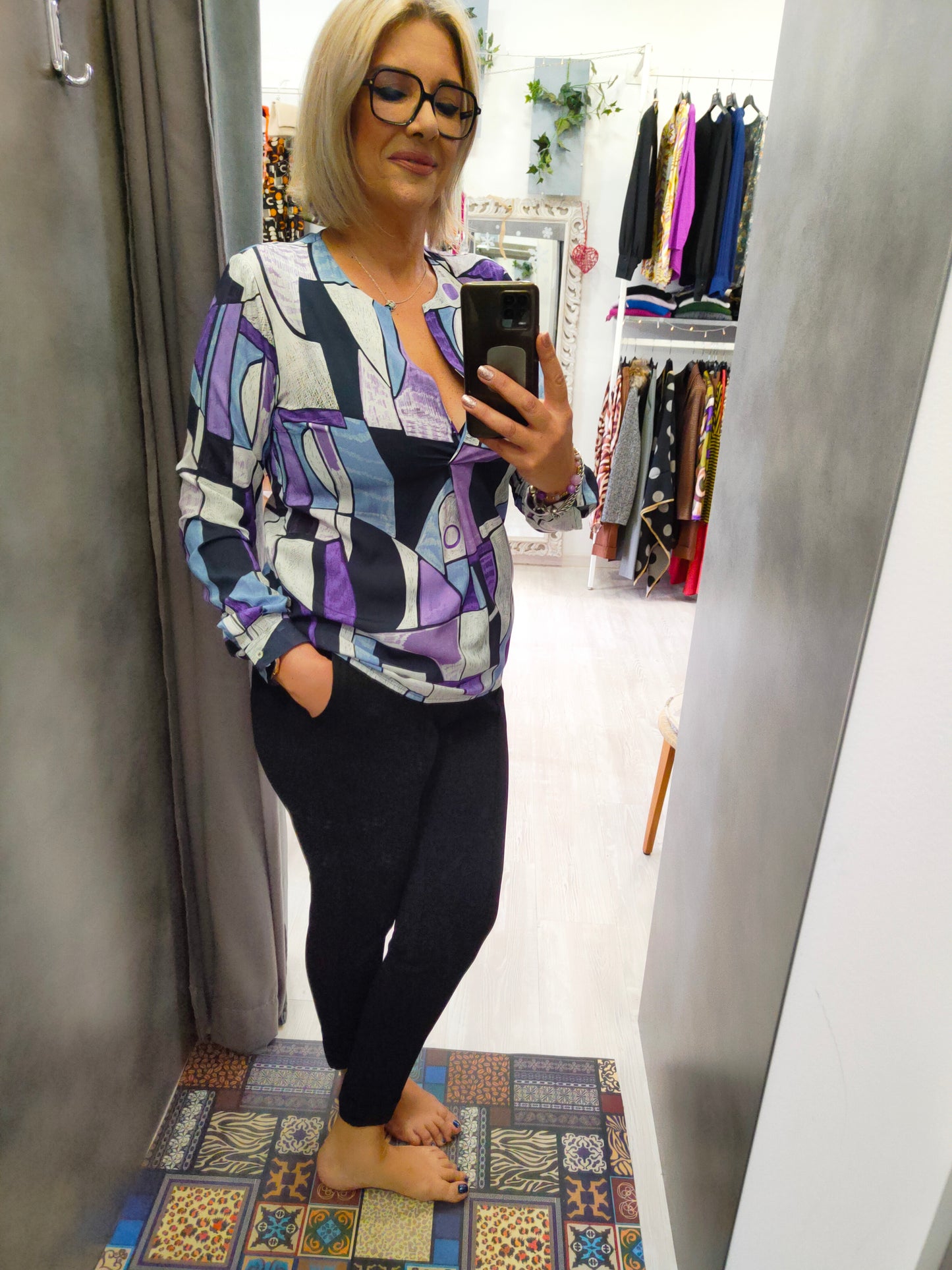 Pantalone Donna Nero in Tessuto Punto Milano Elasticizzato con Elastico in Vita, Tasche a Filetto e Risvoltino