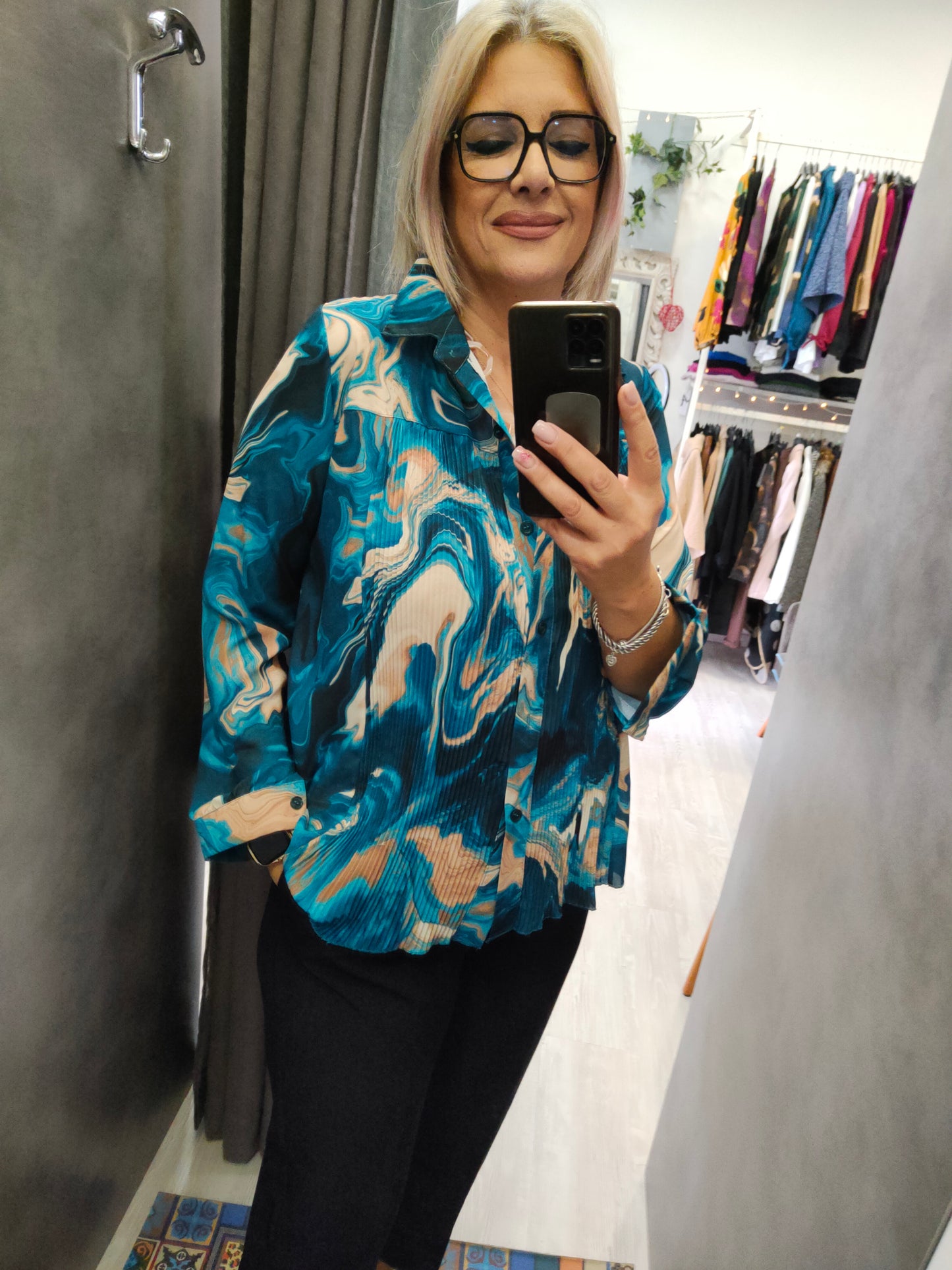 Camicia Donna in Fantasia Marmorizzata Petrolio e Blu con Inserti Plissé per una Ampia Vestibilità