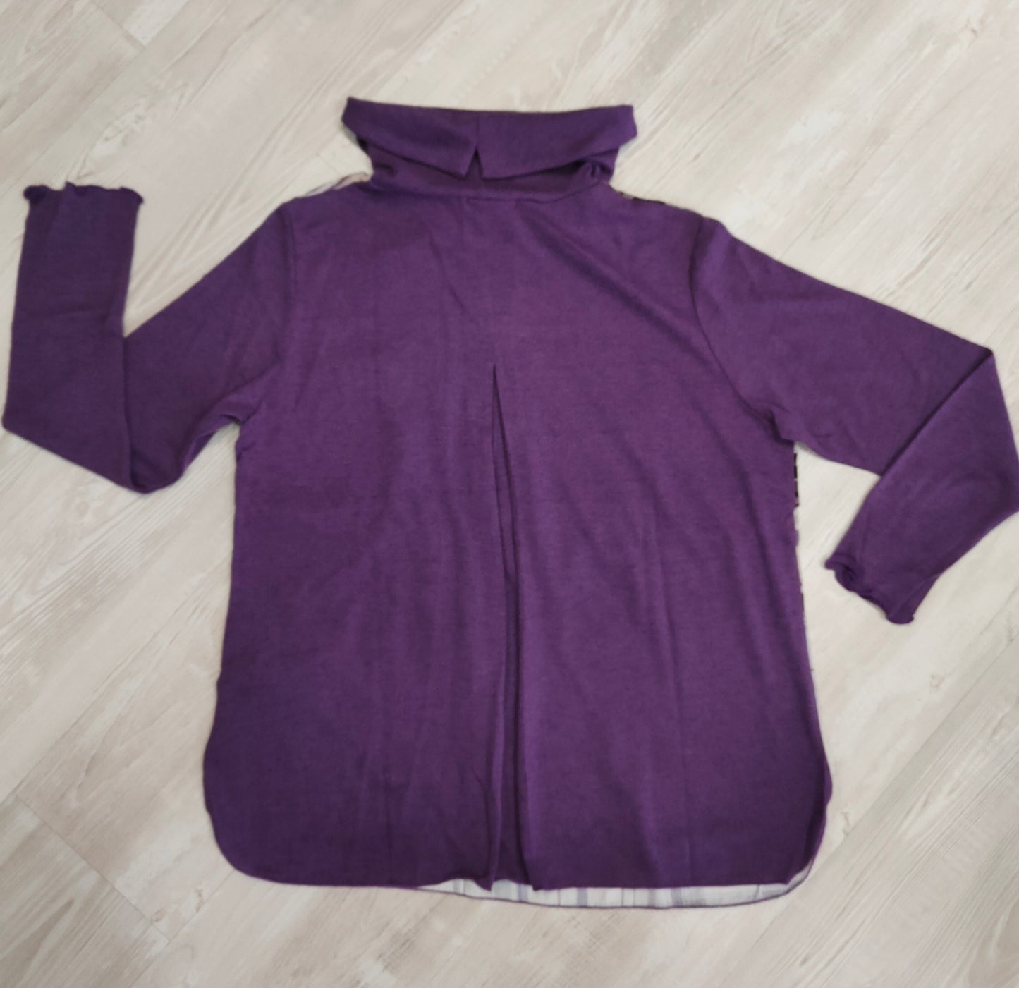 Maglia Donna in Doppio Tessuto realizzata in Viscosa con Collo ad Anello Viola sul Retro e Fantasia sul Davanti
