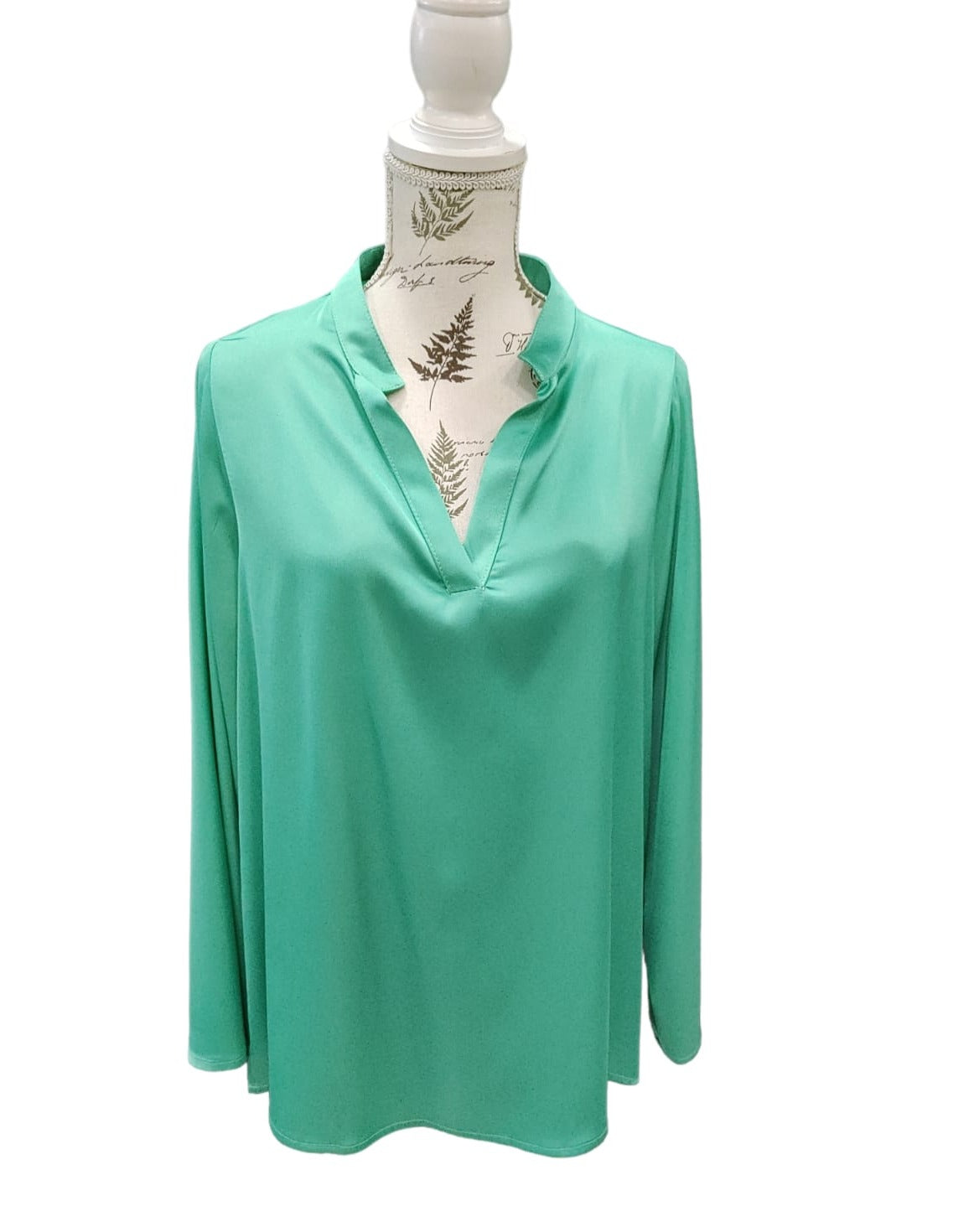 Blusa Donna Curvy in Raso Tinta Unita con Collo alla Coreana Scollatura a V