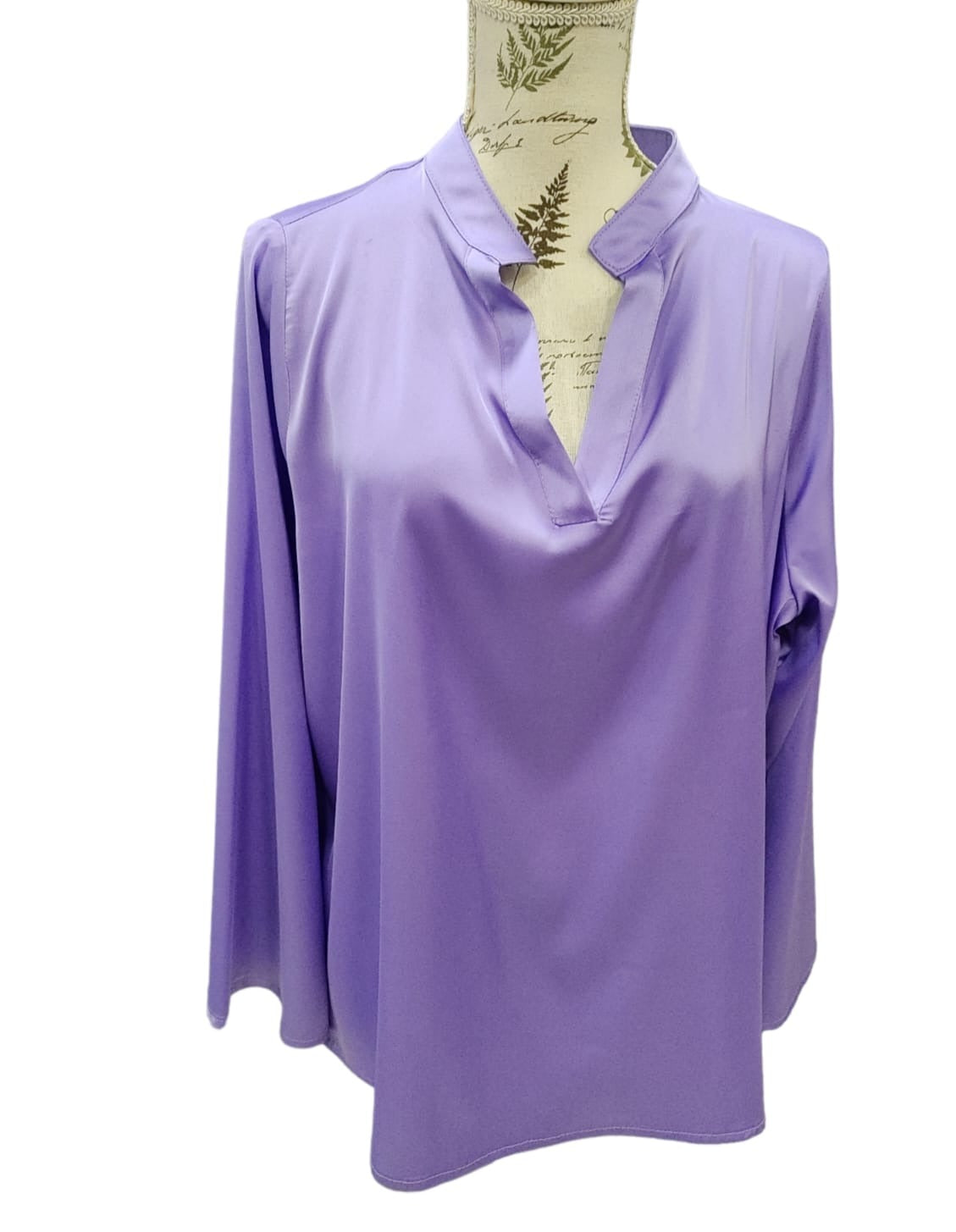Blusa Donna Curvy in Raso Tinta Unita con Collo alla Coreana Scollatura a V
