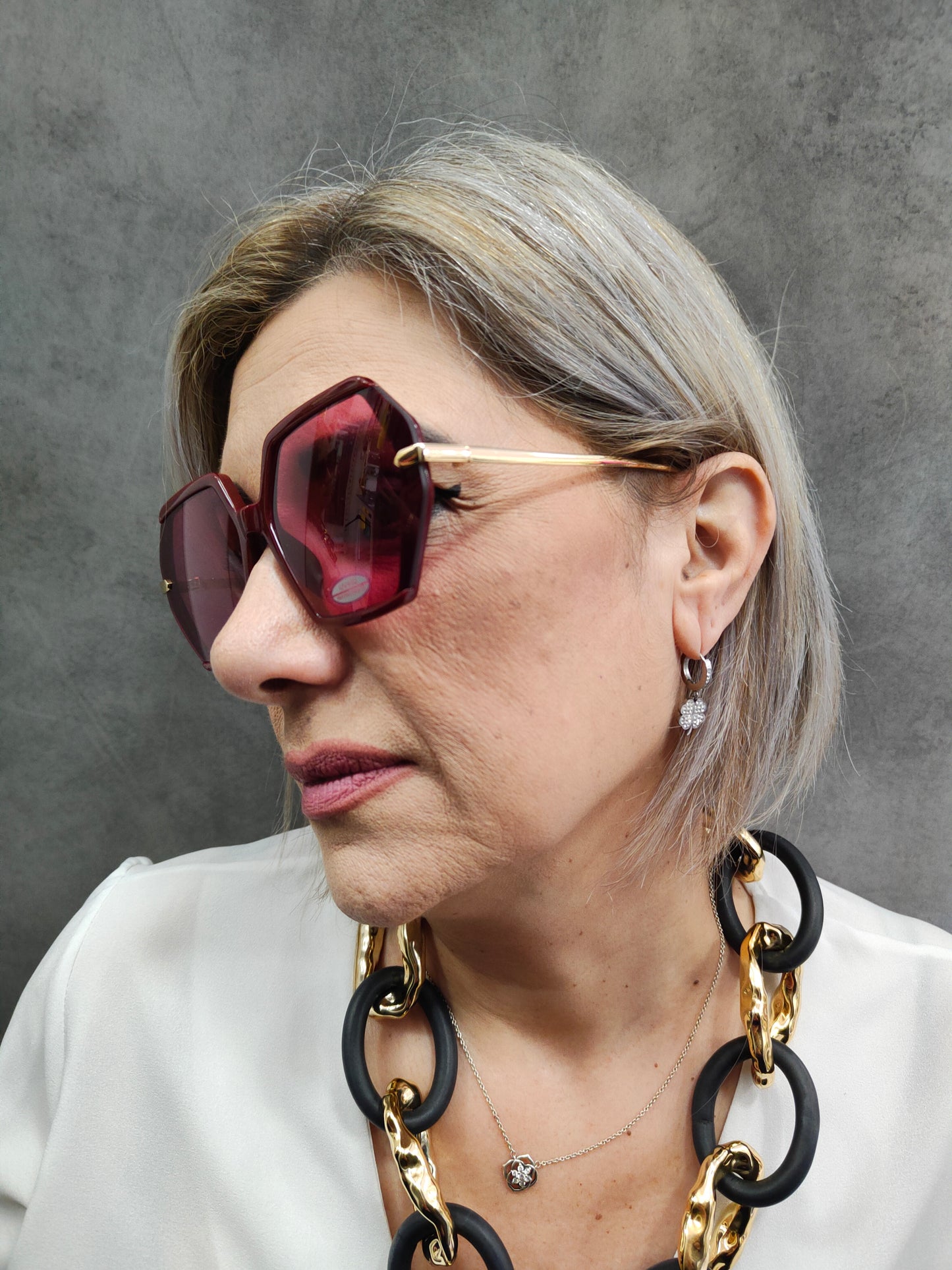 Occhiale da Sole Donna con Montatura Esagonale Color Bordeaux e Stecche Dorate