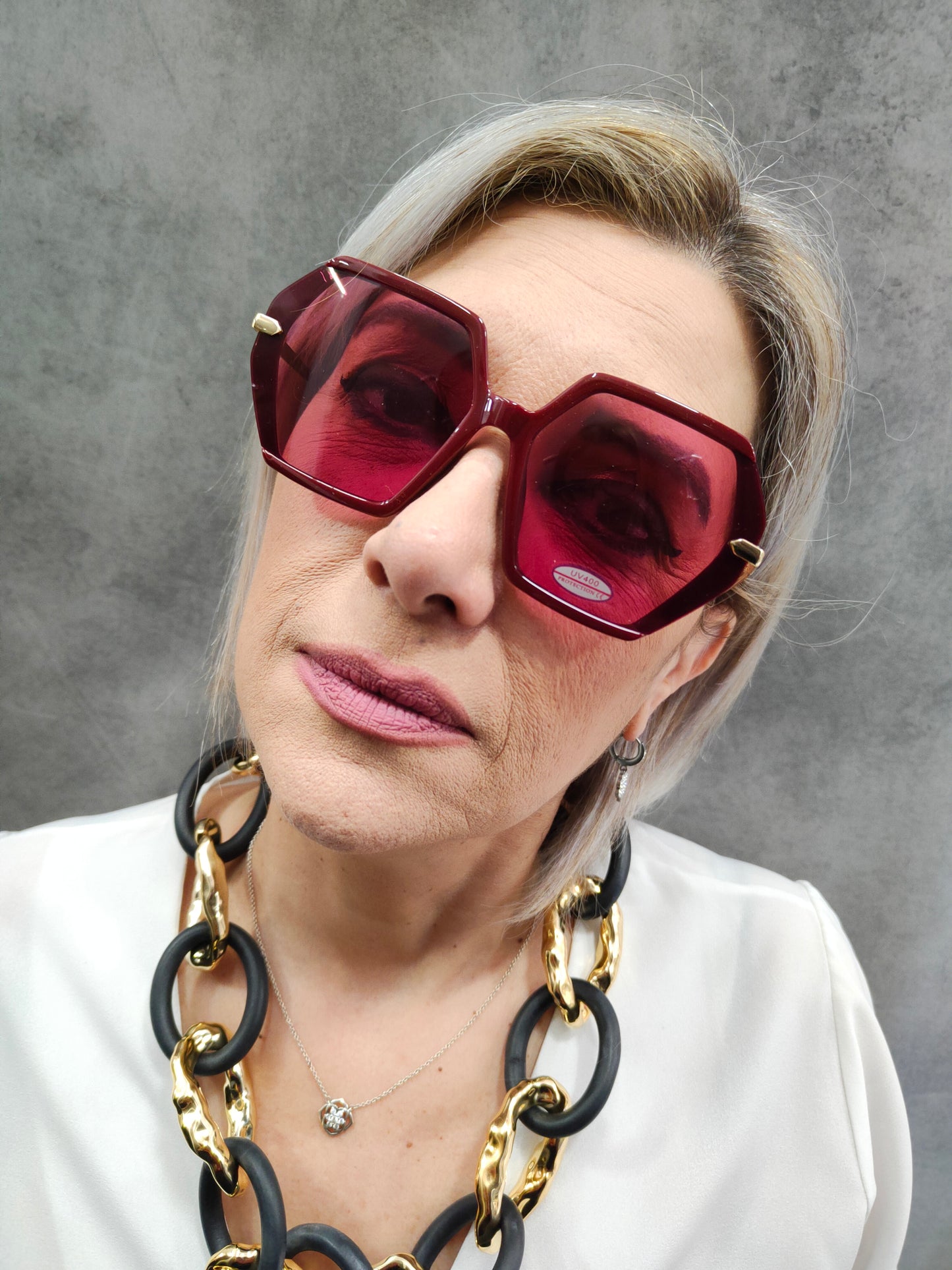 Occhiale da Sole Donna con Montatura Esagonale Color Bordeaux e Stecche Dorate