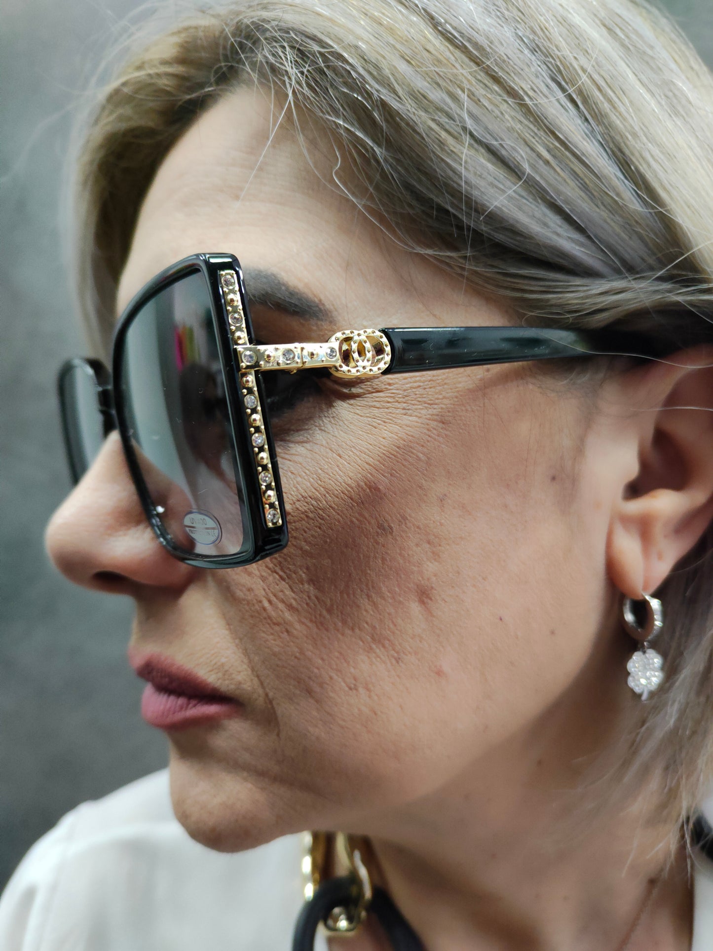 Occhiale da Sole Donna Montatura in Plastica Nera Con Brillantini Dorati Laterali