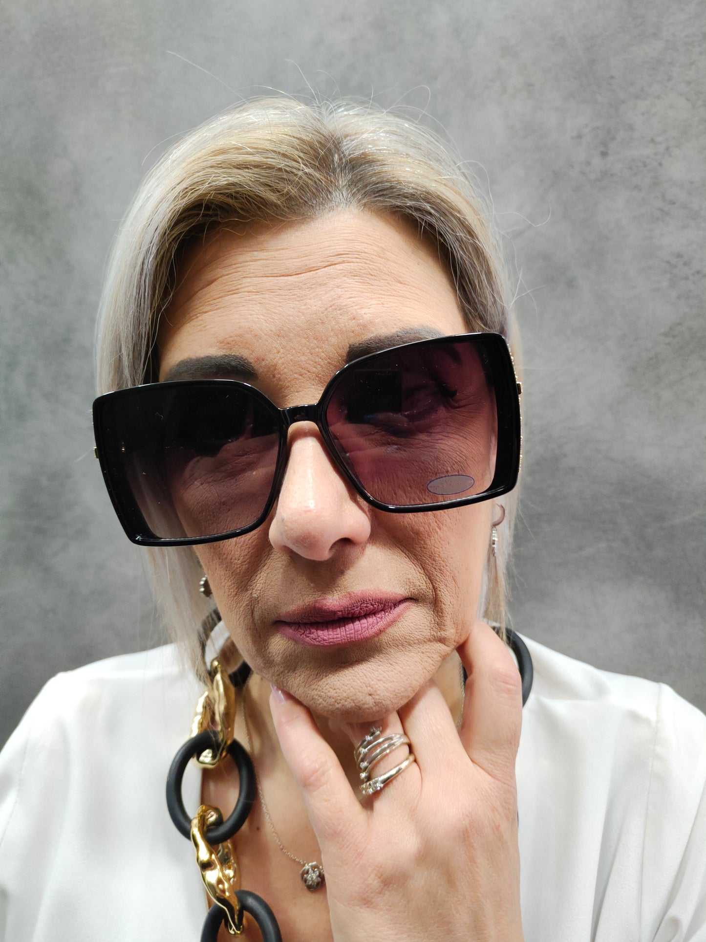 Occhiale da Sole Donna Montatura in Plastica Nera Con Brillantini Dorati Laterali