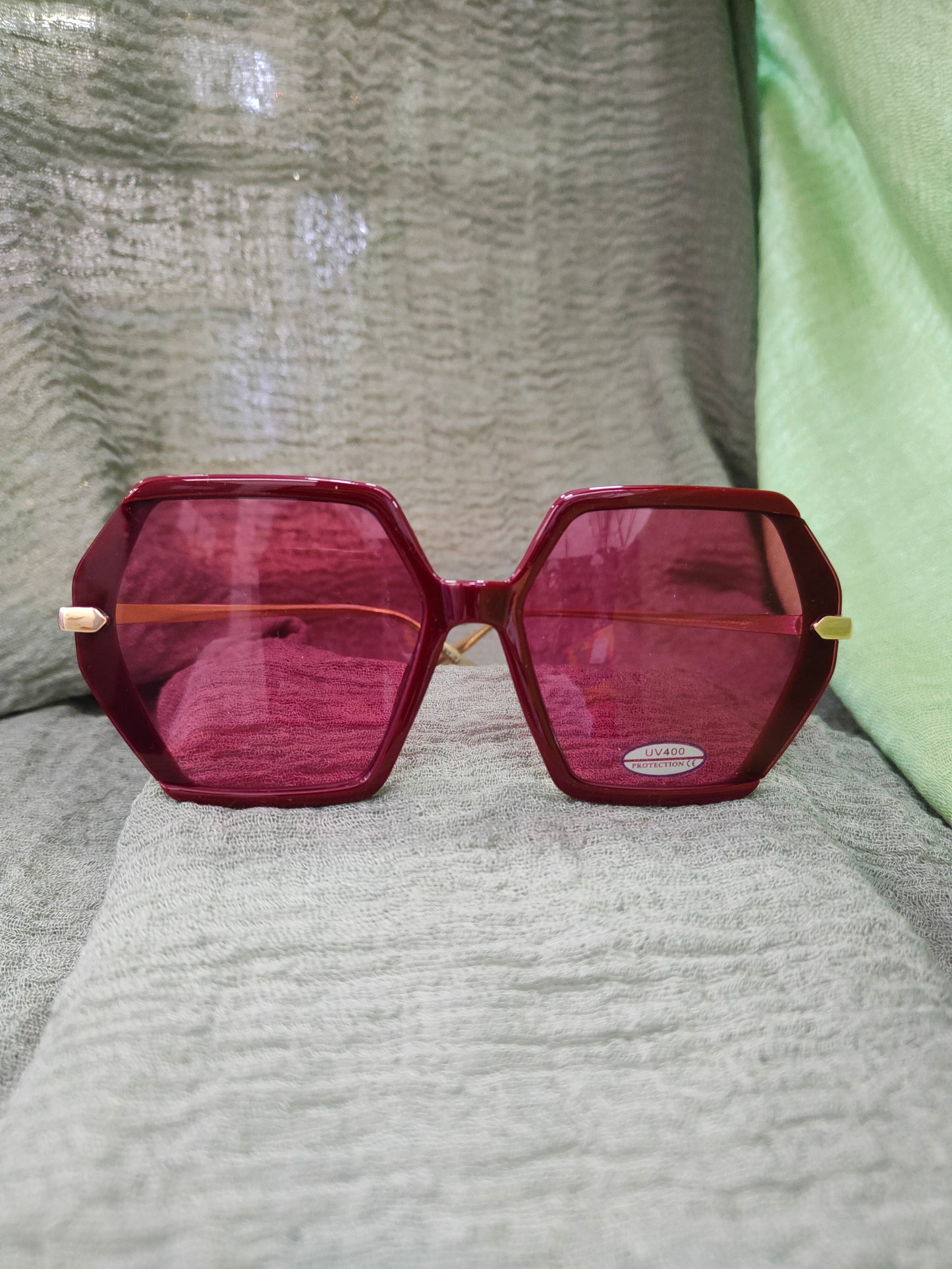 Occhiale da Sole Donna con Montatura Esagonale Color Bordeaux e Stecche Dorate