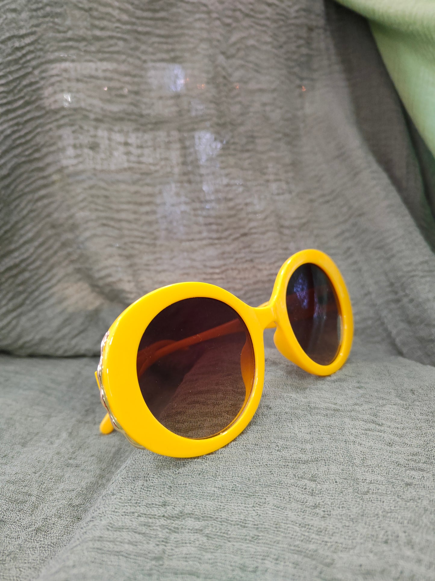 Occhiale da Sole Donna con Montatura Tonda di colore Giallo