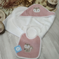 Set Accappatoio a Triangolo e Bavaglino Rosa Antico con Ricamo Scoiattolo Neonata Sardon