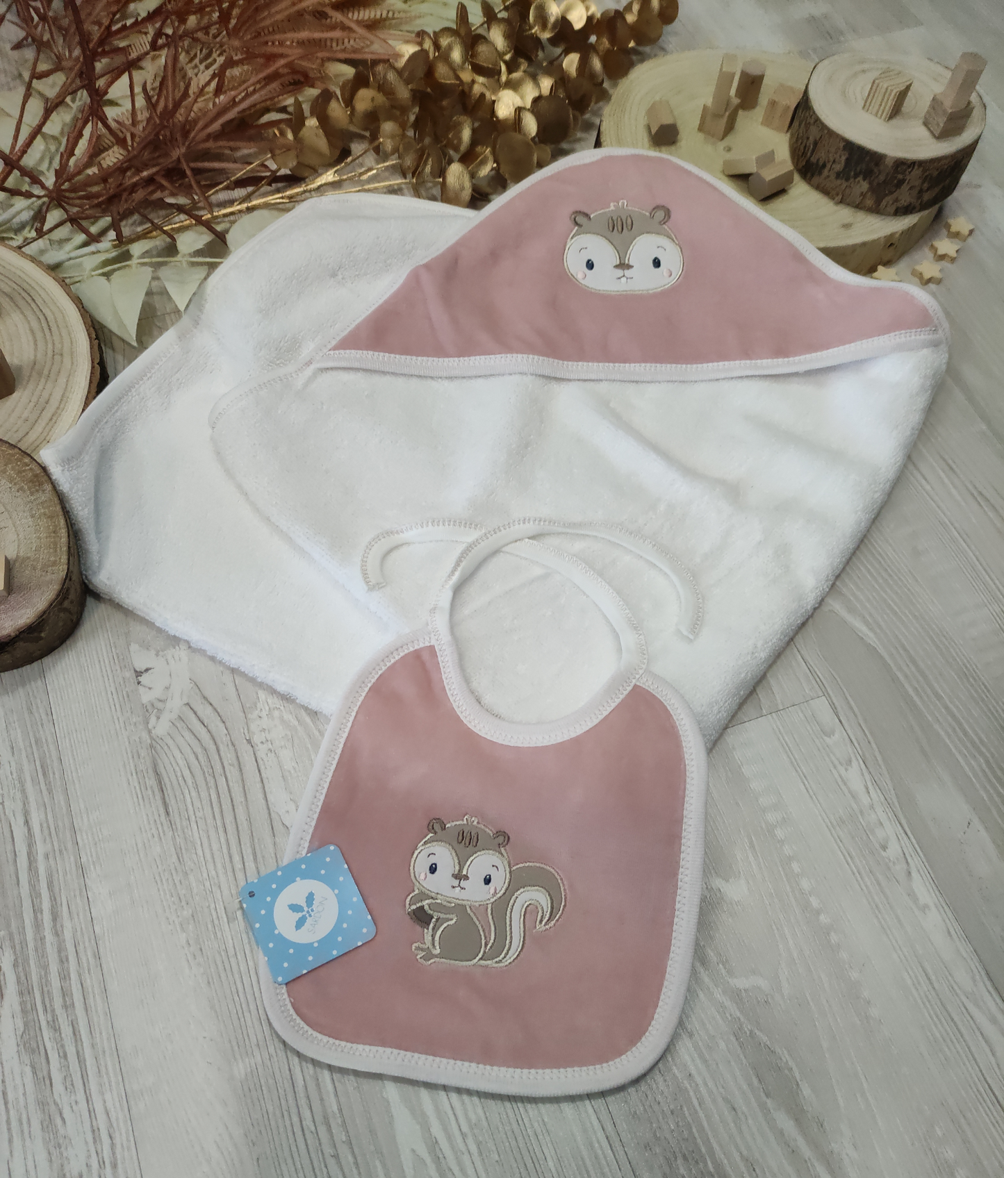 Set Accappatoio a Triangolo e Bavaglino Rosa Antico con Ricamo Scoiattolo Neonata Sardon