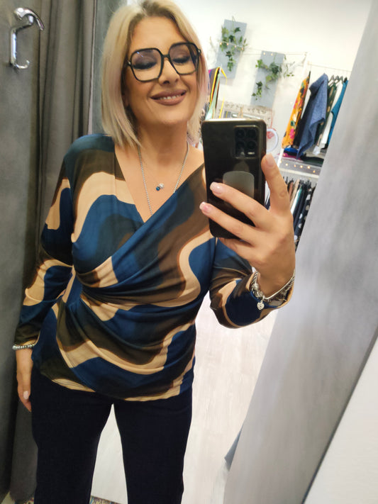 Blusa Donna Maglia incrociata con Drappeggio Laterale Fantasia nei Toni del Blu Cammello e Bruciato