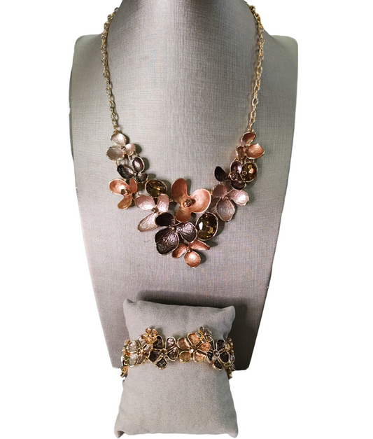 Collana Donna con Catena Dorata e Fiori Smaltati Cammello Champagne e Bronzo Corta cm. 40